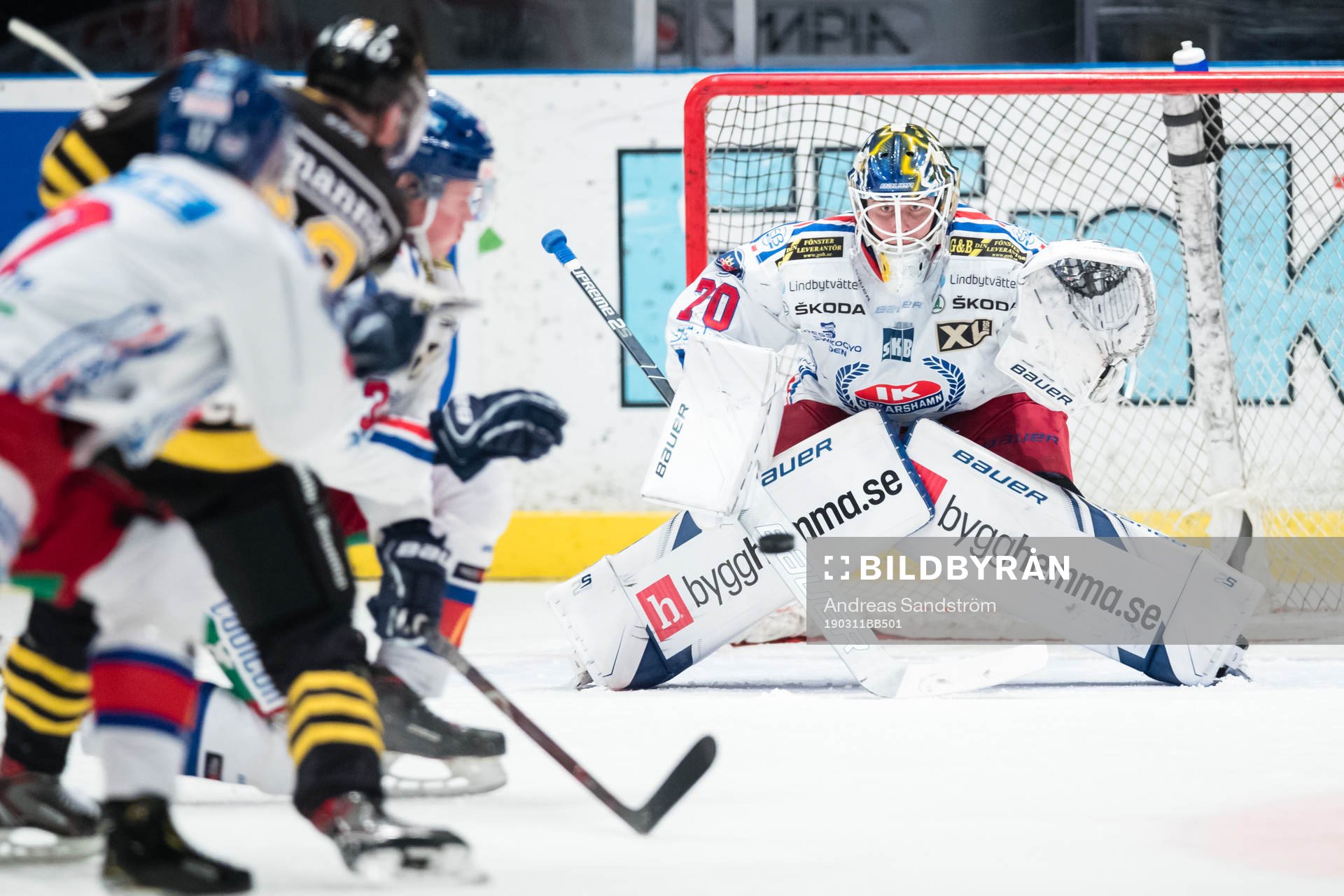 Oskarshamns målvakt Adam Åhman följer pucken