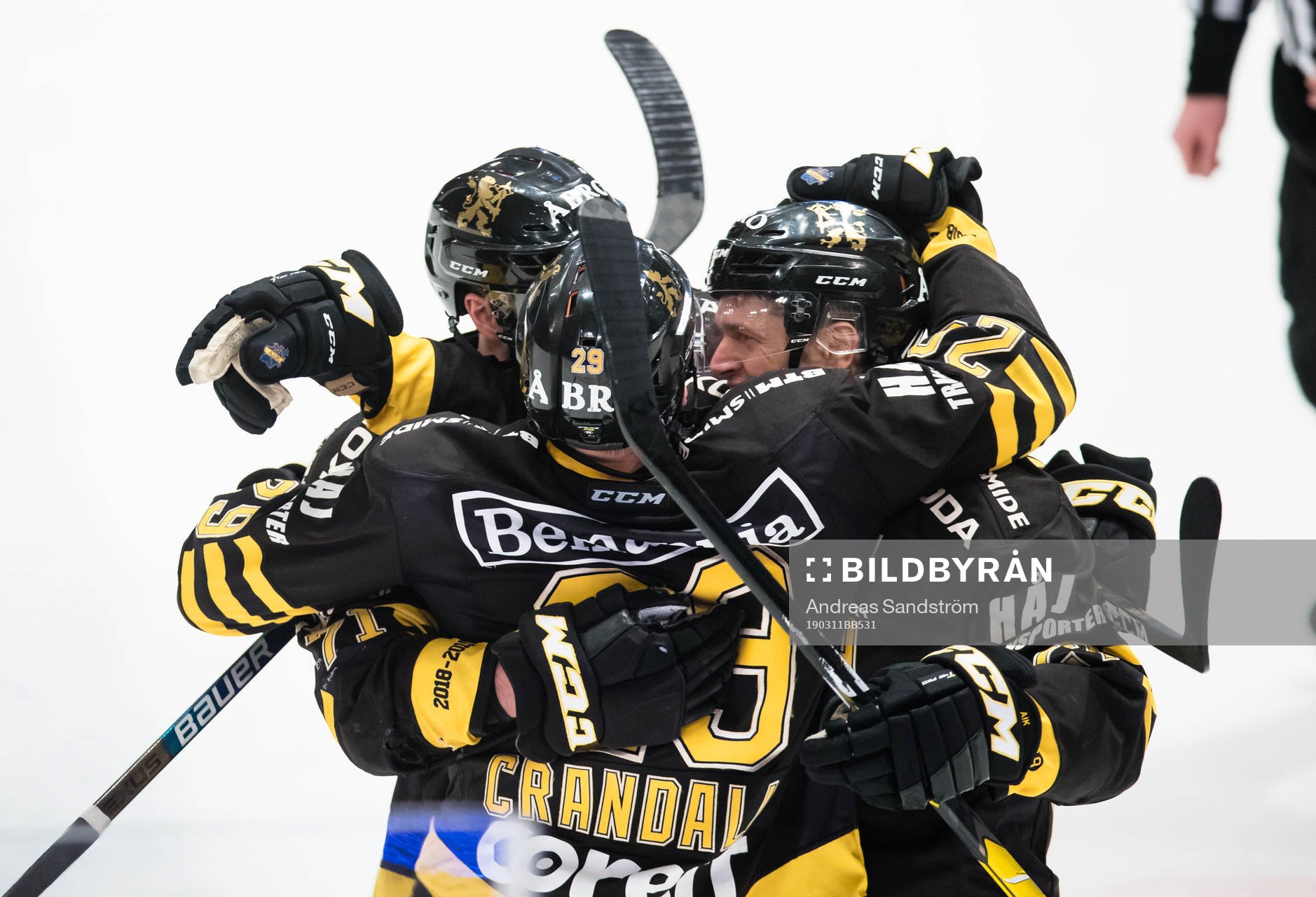 s Eric Castonguay gör 5-0 och gratuleras av lagkamrater