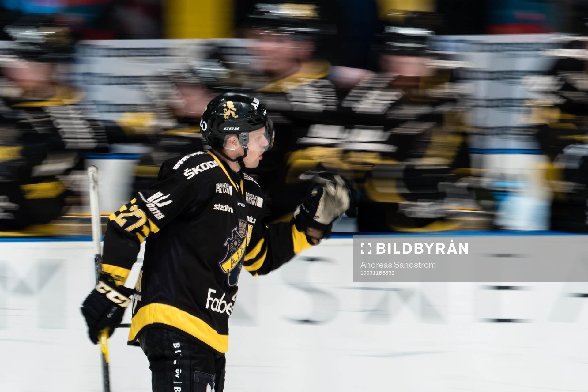 s Eric Castonguay gör 5-0 och gratuleras av lagkamrater
