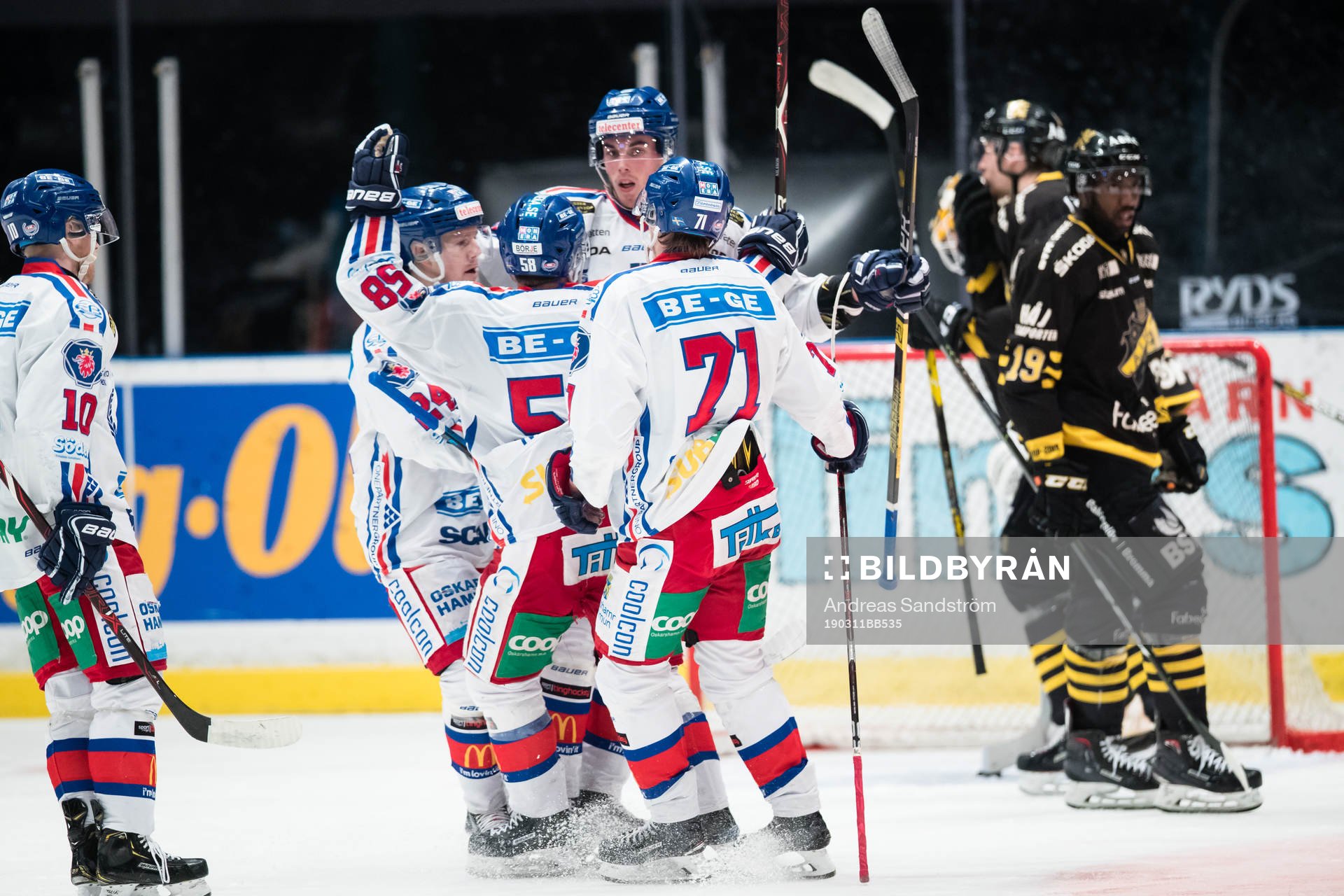 Oskarshamns Joakim Thelin reducerar till 5-1 och gratuleras