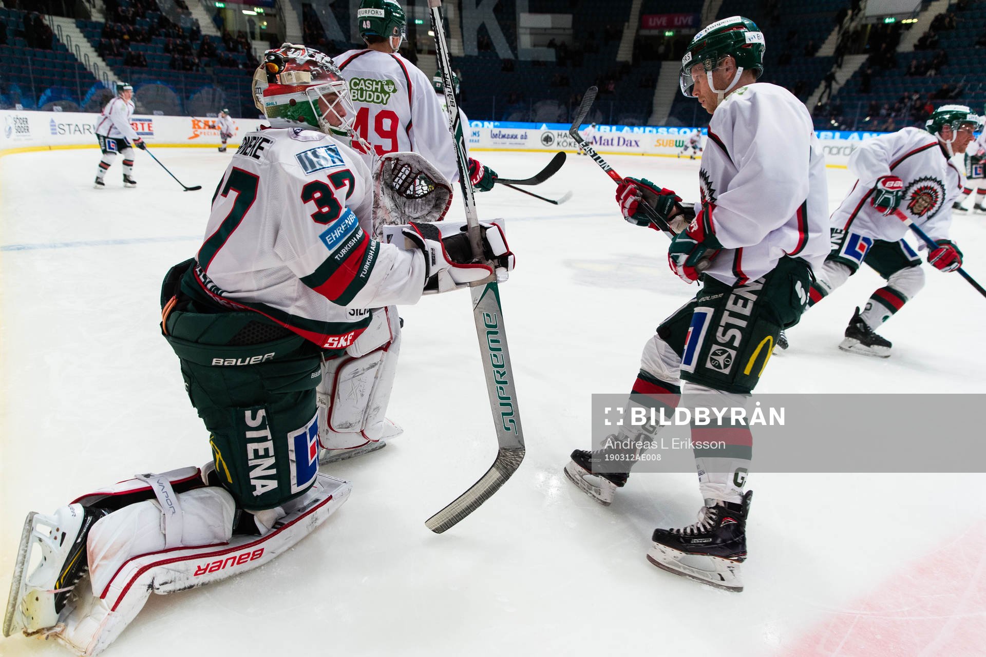 Frölundas målvakt Johan Gustafsson och Viktor Ekbom
