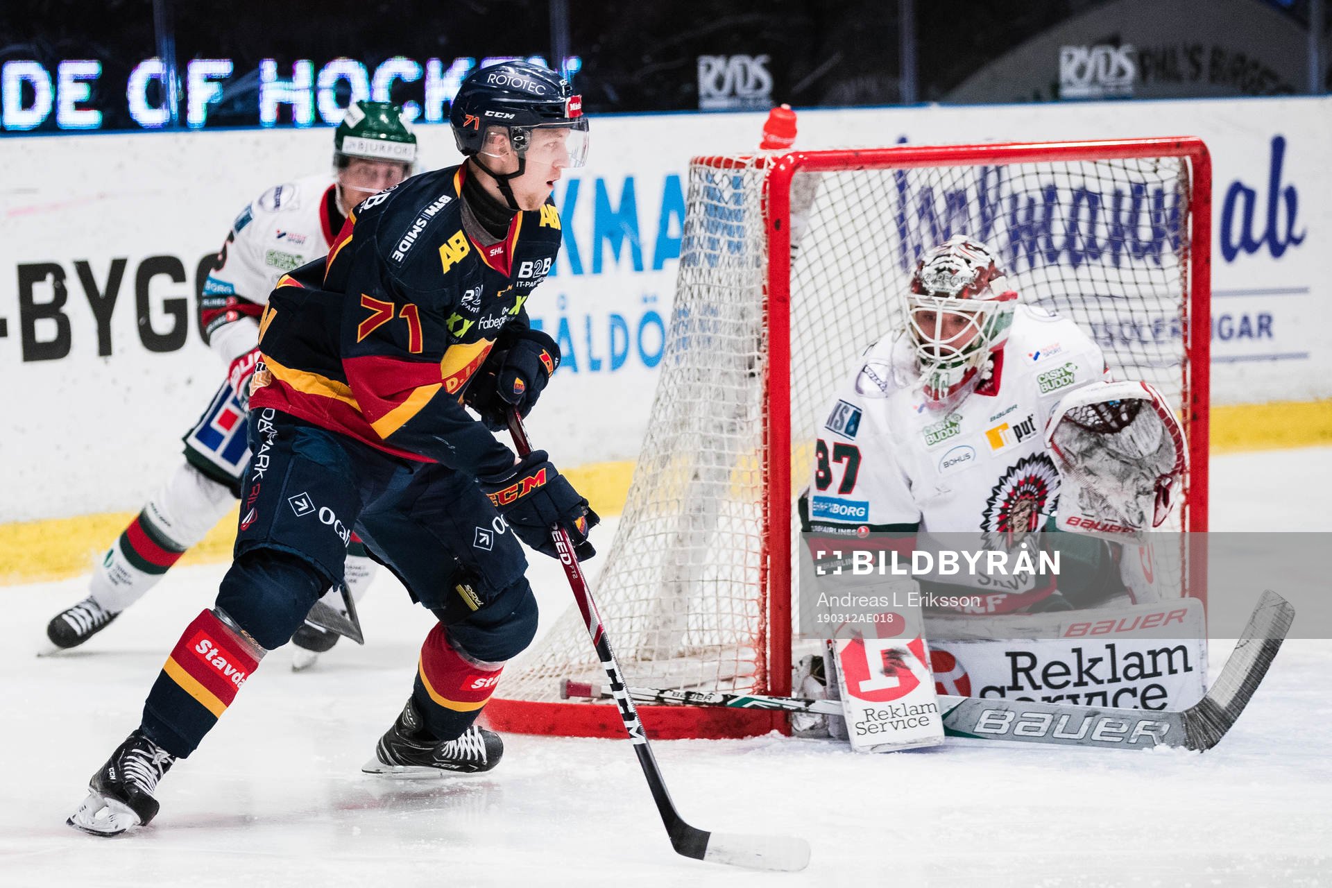 Djurgårdens Jonathan Davidsson utmanar Frölundas målvakt
