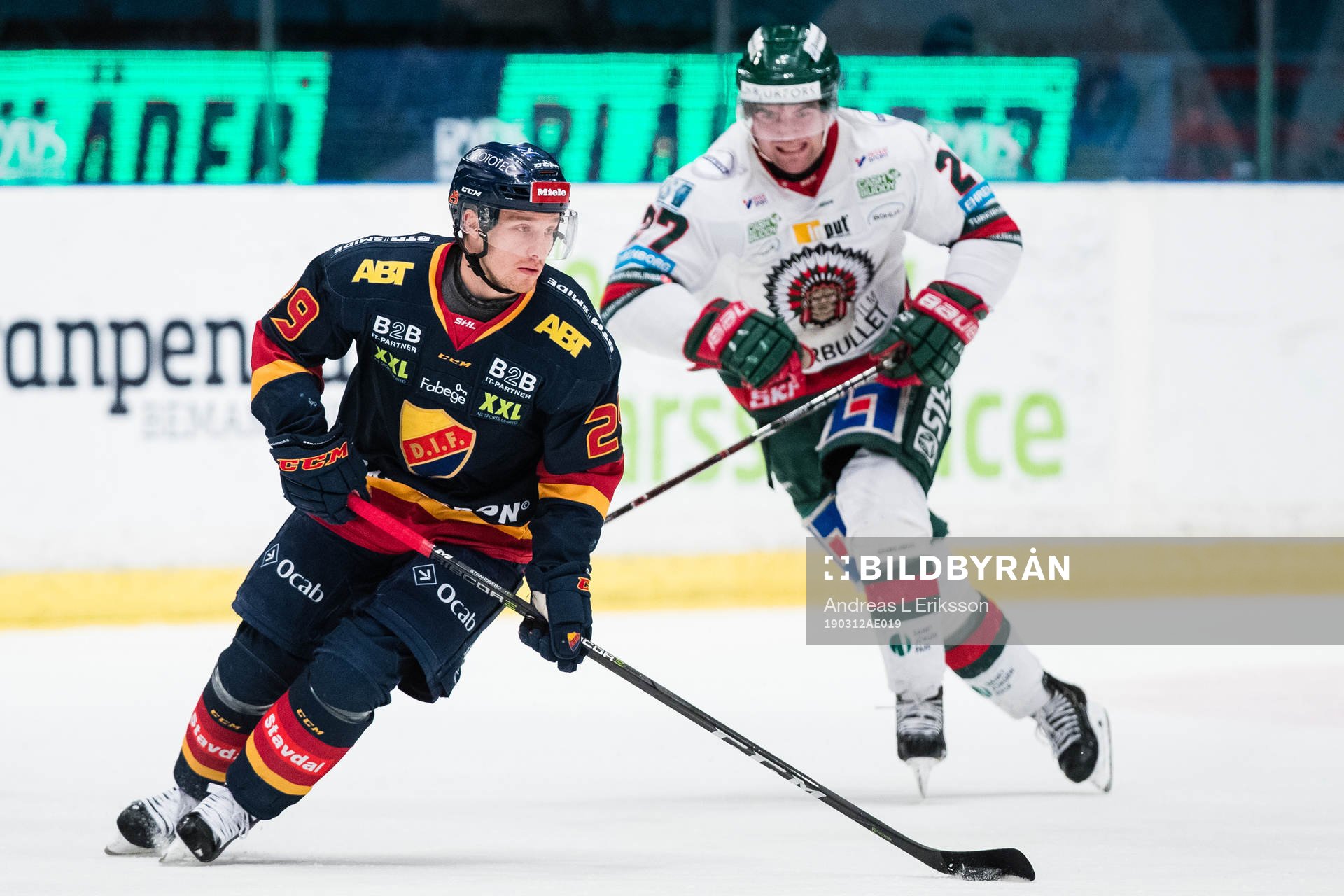 Djurgårdens Sebastian Strandberg jagas av Frölundas