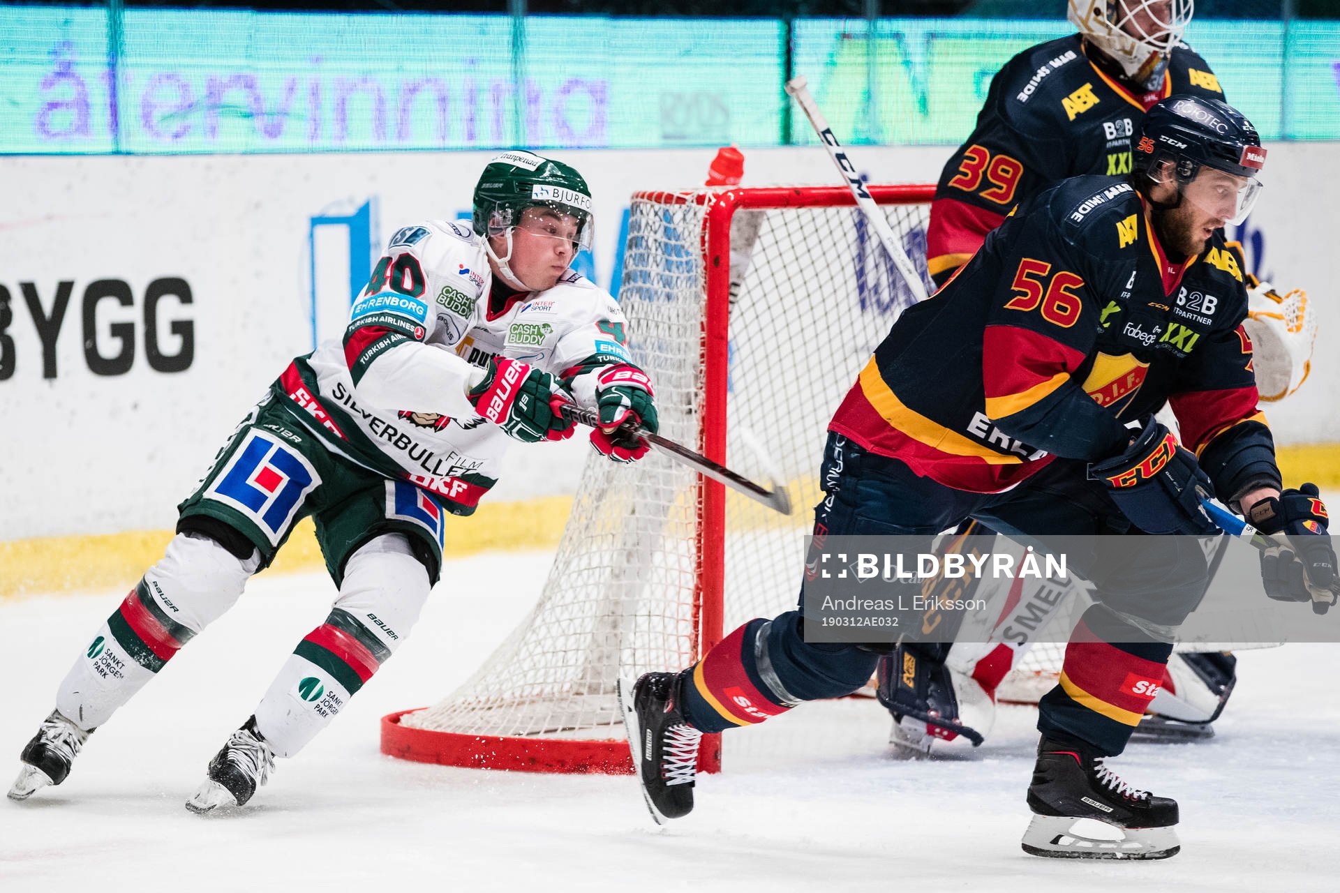 Frölundas Joel Mustonen jagar Djurgårdens Robin Norell