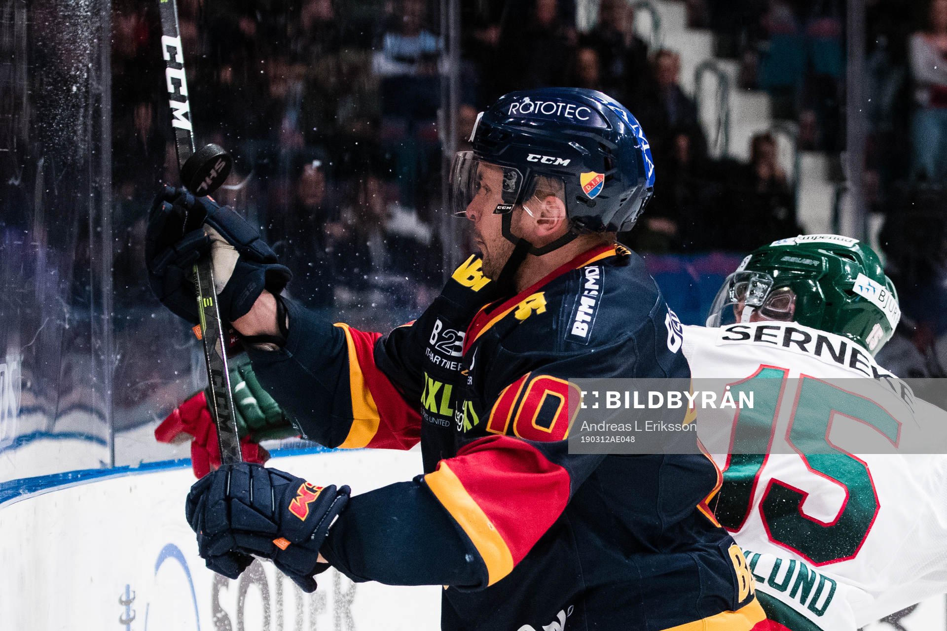 Djurgårdens Niclas Bergfors i kamp om pucken med