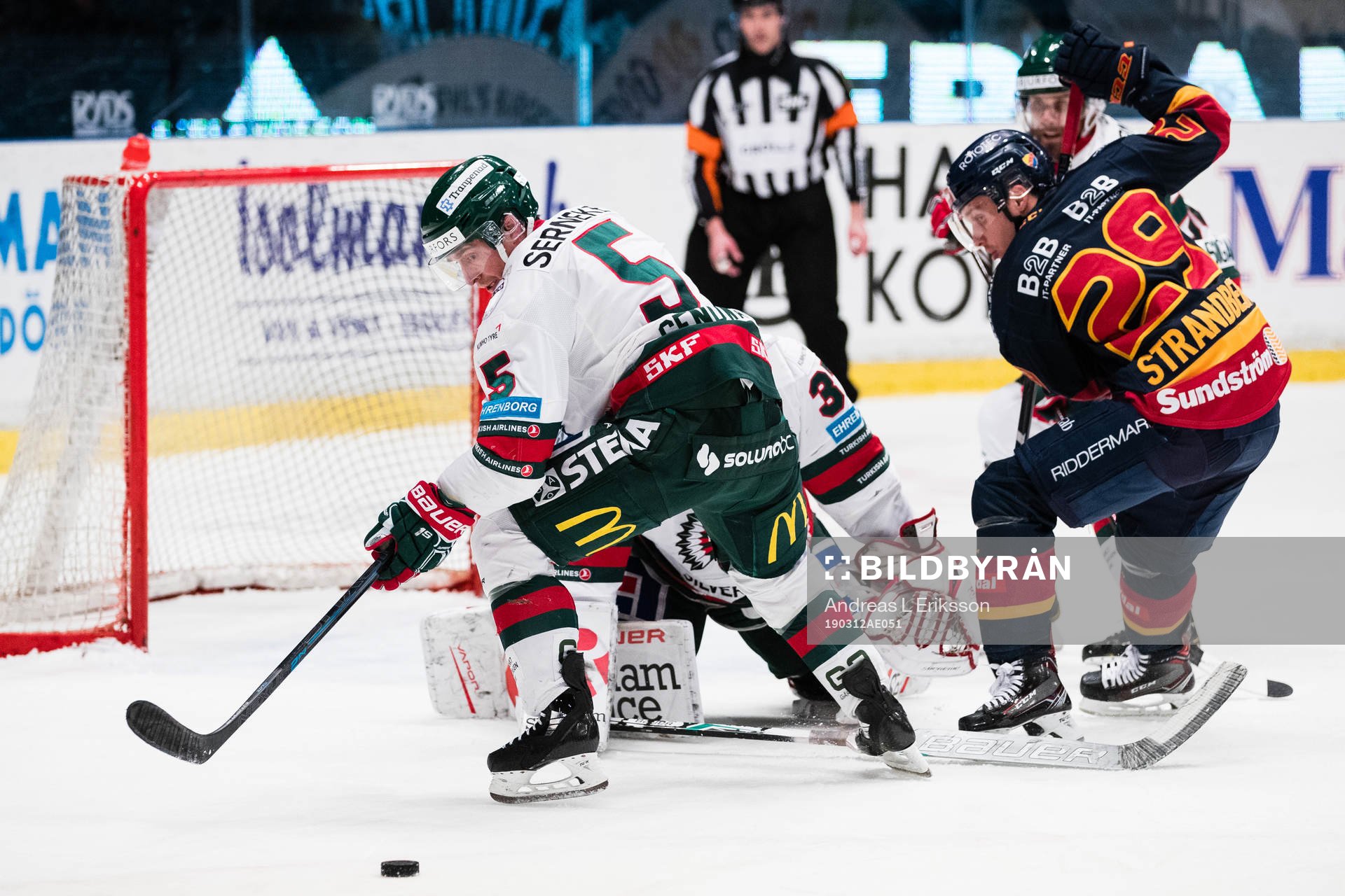 Frölundas Chay Genoway i kamp om pucken med Djurgårdens