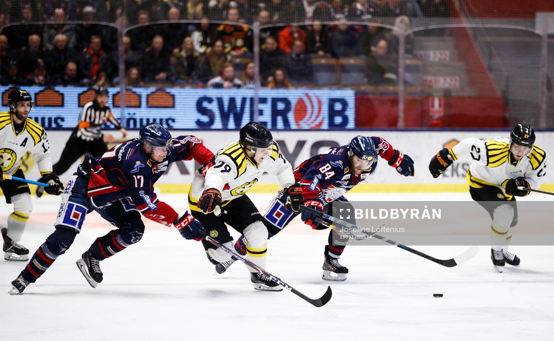 Brynäs Daniel Mannberg i en kamp mot Linköpings Fredrik