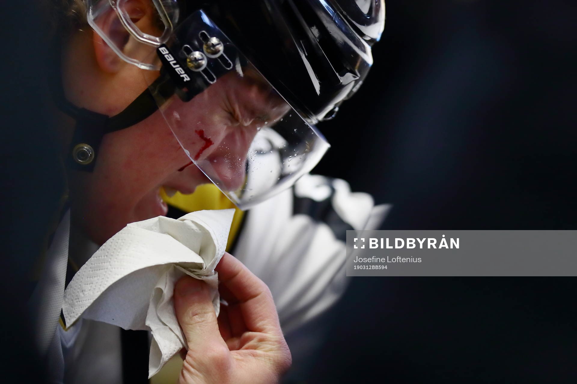 Brynäs Jesper Boqvist blöder från ett sår på kinden