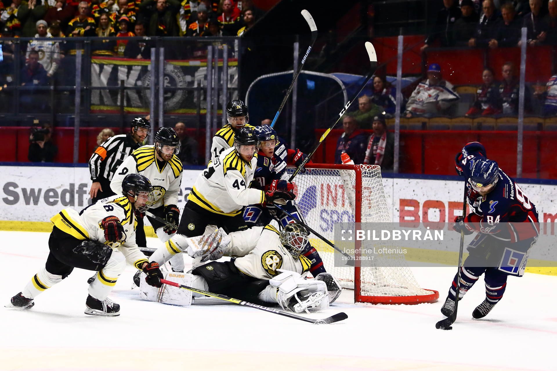 Mycket aktivitet framför Brynäs målvakt David Rautio
