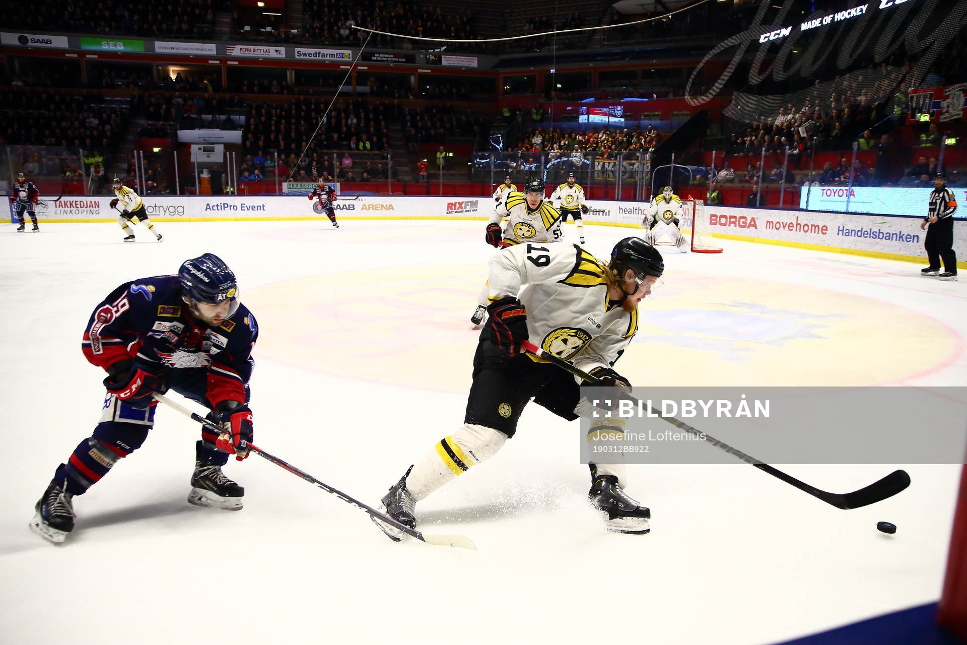 Brynäs Ludvig Nilsson och Linköpings Joe Whitney