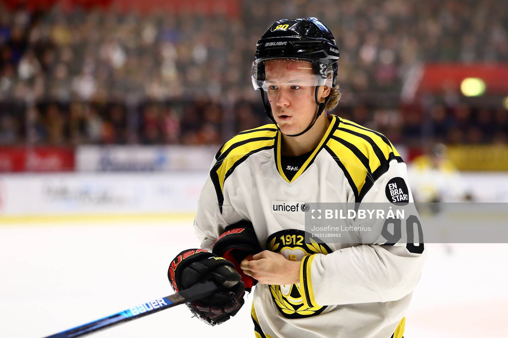 Brynäs Jesper Boqvist blöder från ett sår på kinden