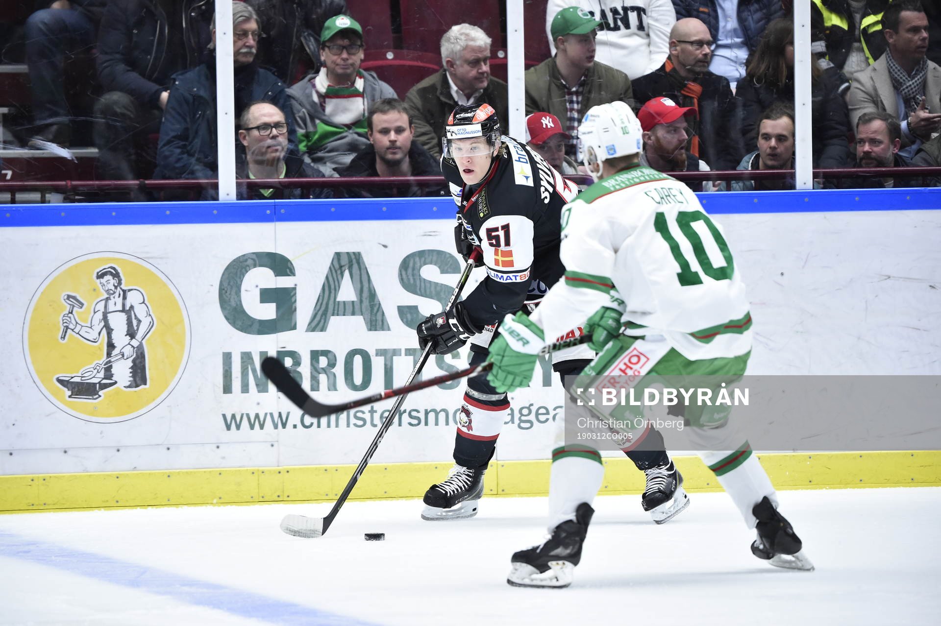 Malmö Redhawks Emil Sylvegård och Rögles Matt Carey