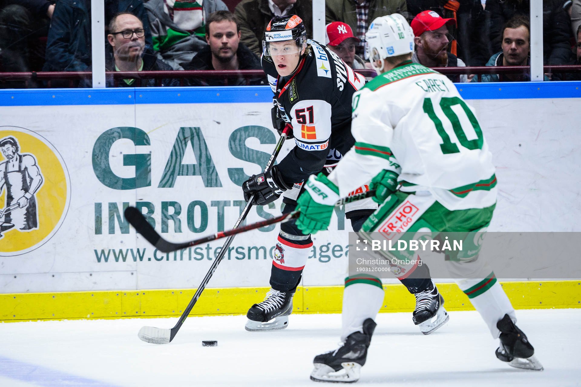 Malmö Redhawks Emil Sylvegård och Rögles Matt Carey