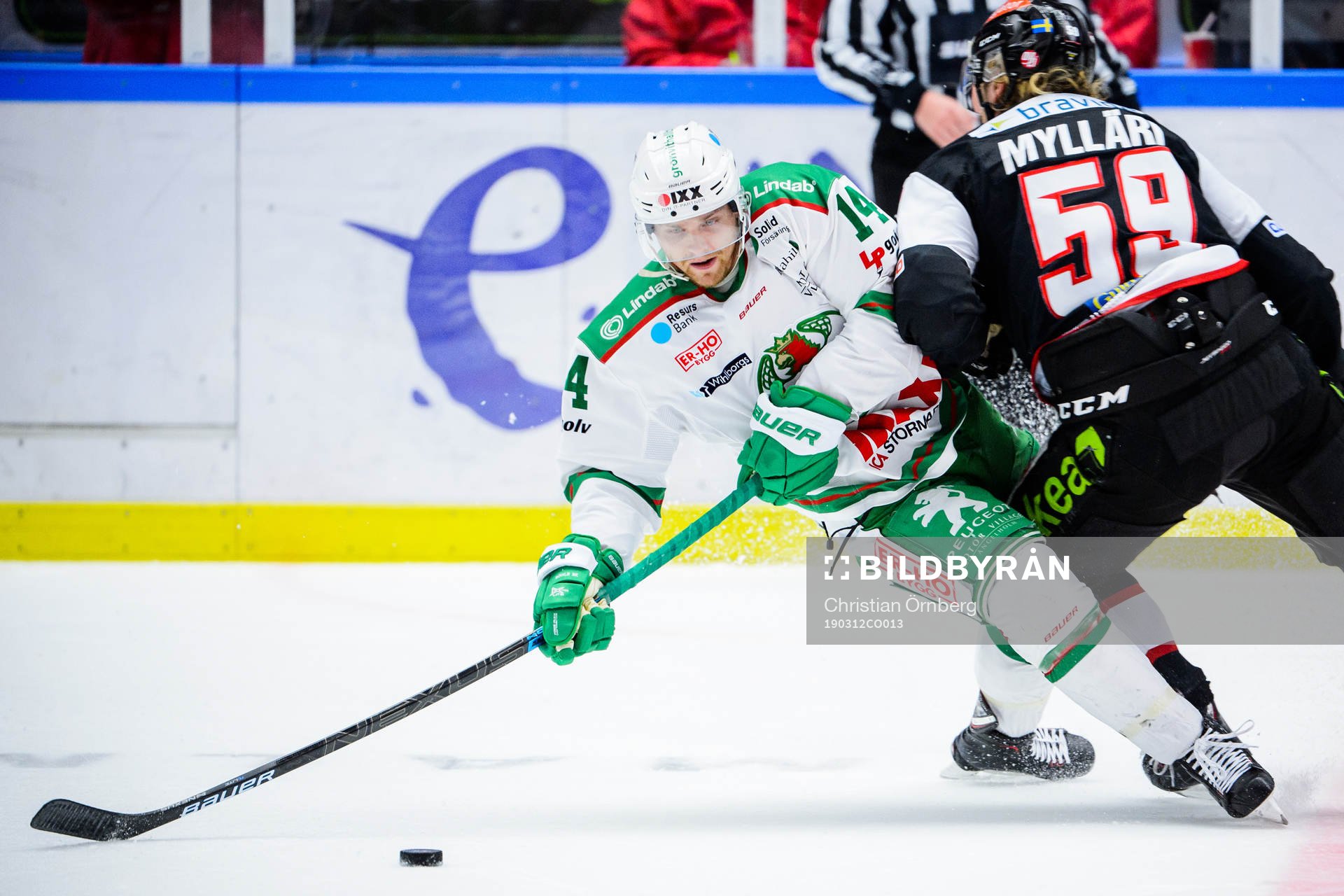 Rögles Trevor Mingoia  och Malmö Redhawks Anton Mylläri