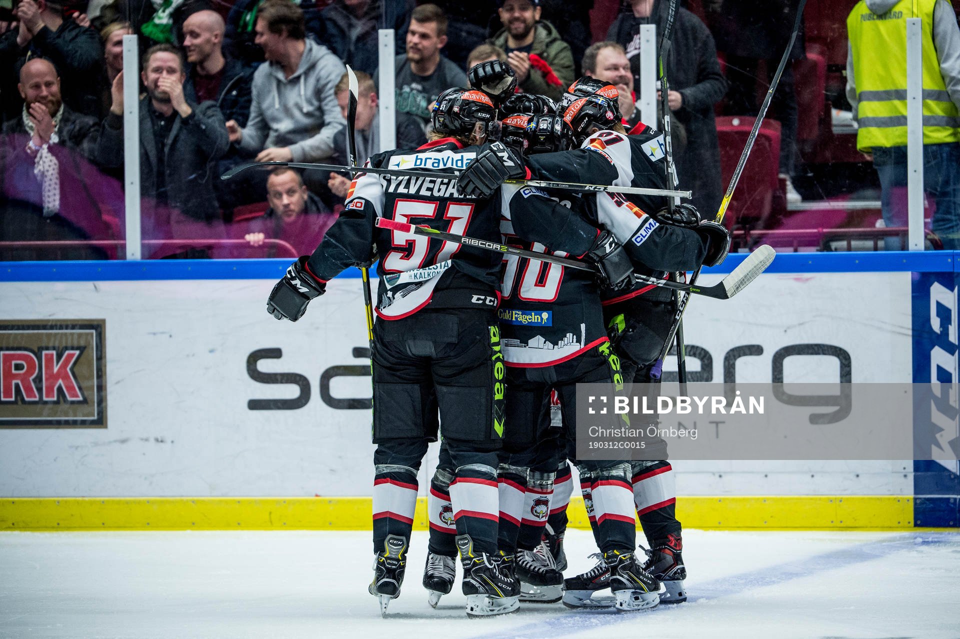 Malmö Redhawks Max Görtz jublar med lagkamraterna