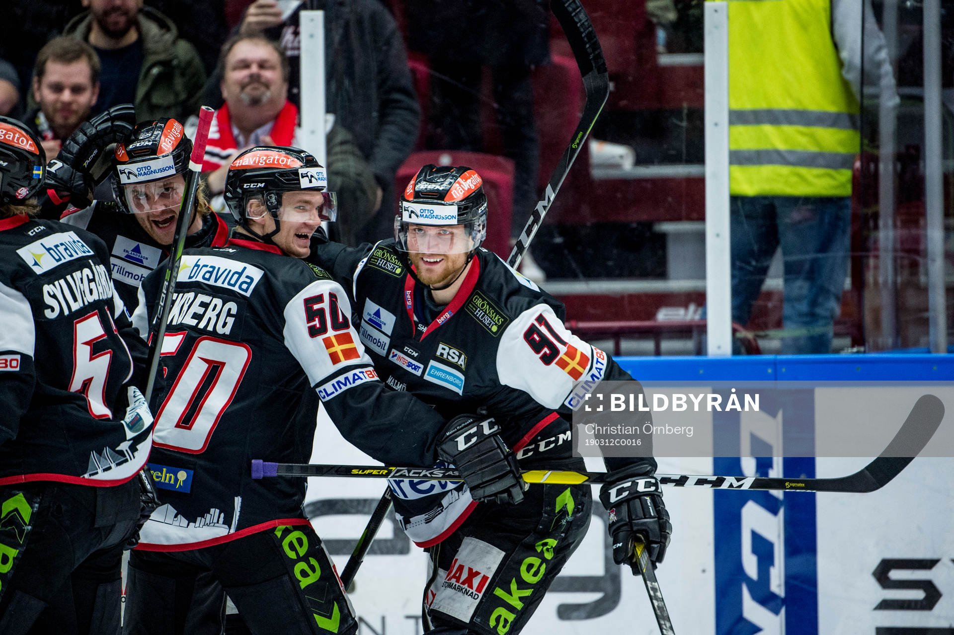 Malmö Redhawks Max Görtz jublar med Anton Mylläri och