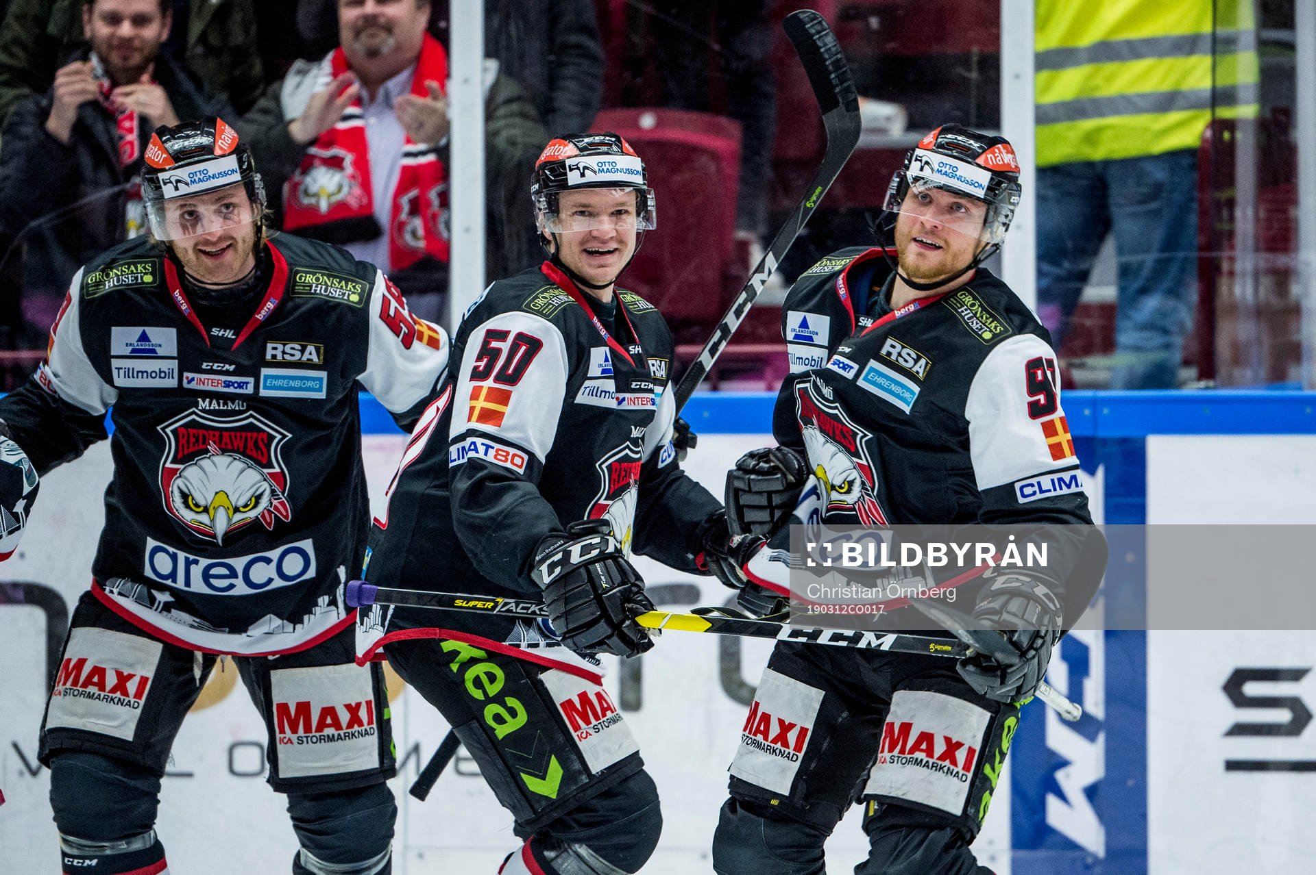 Malmö Redhawks Max Görtz jublar med Anton Mylläri och