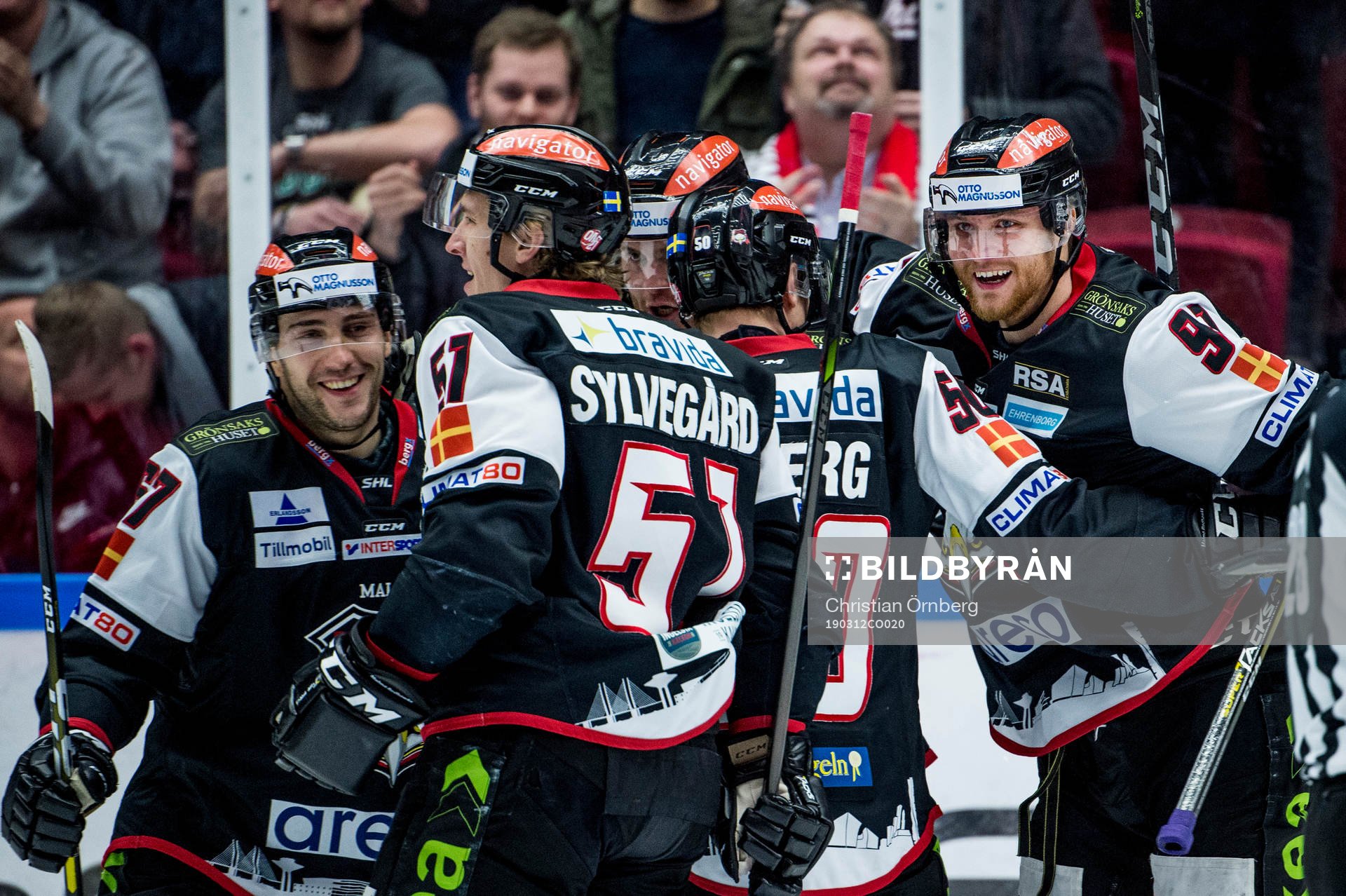 Malmö Redhawks Max Görtz jublar med lagkamraterna