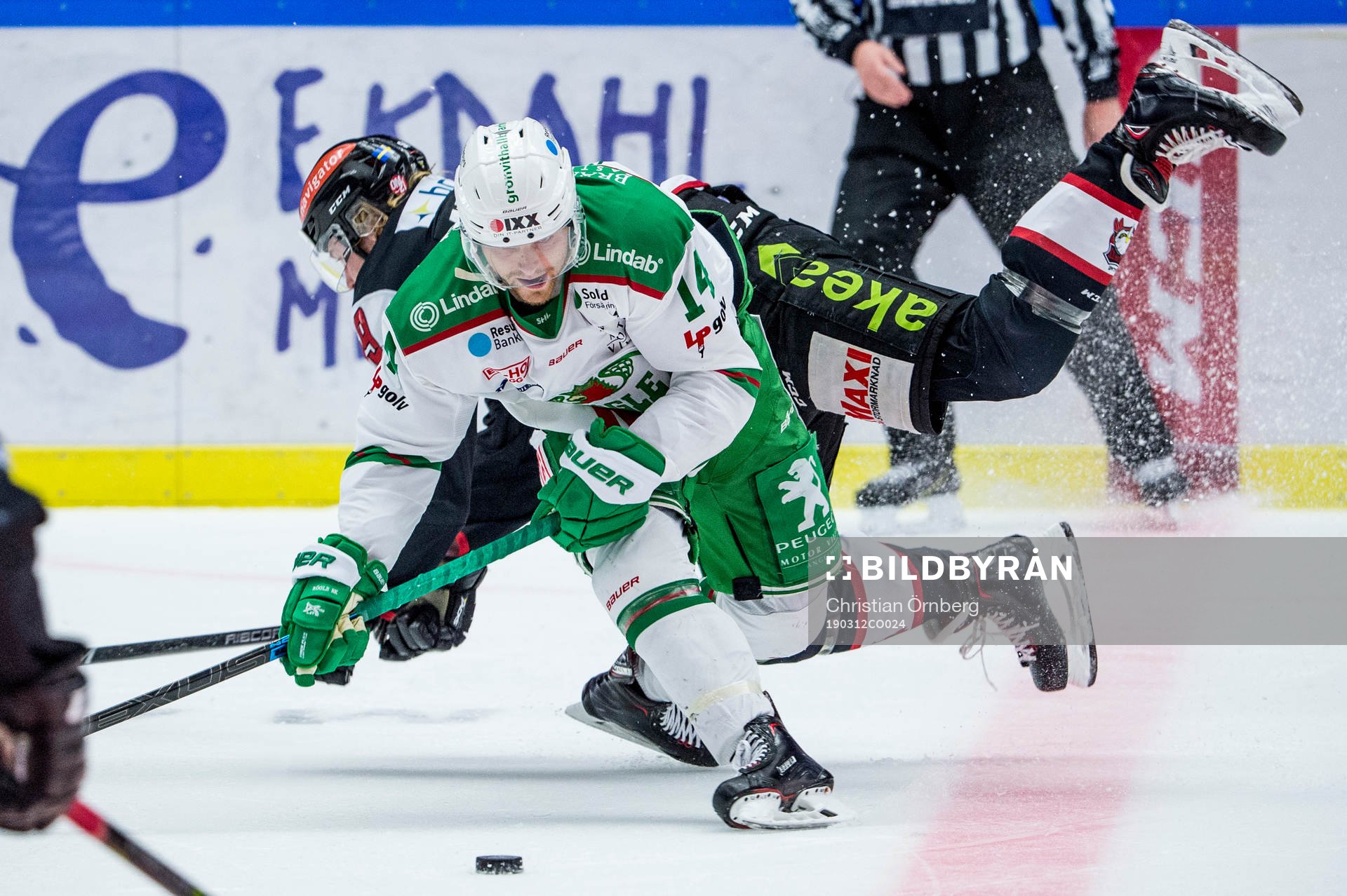 Rögles Stephen Perfetto mot Malmö Redhawks Anton Mylläri
