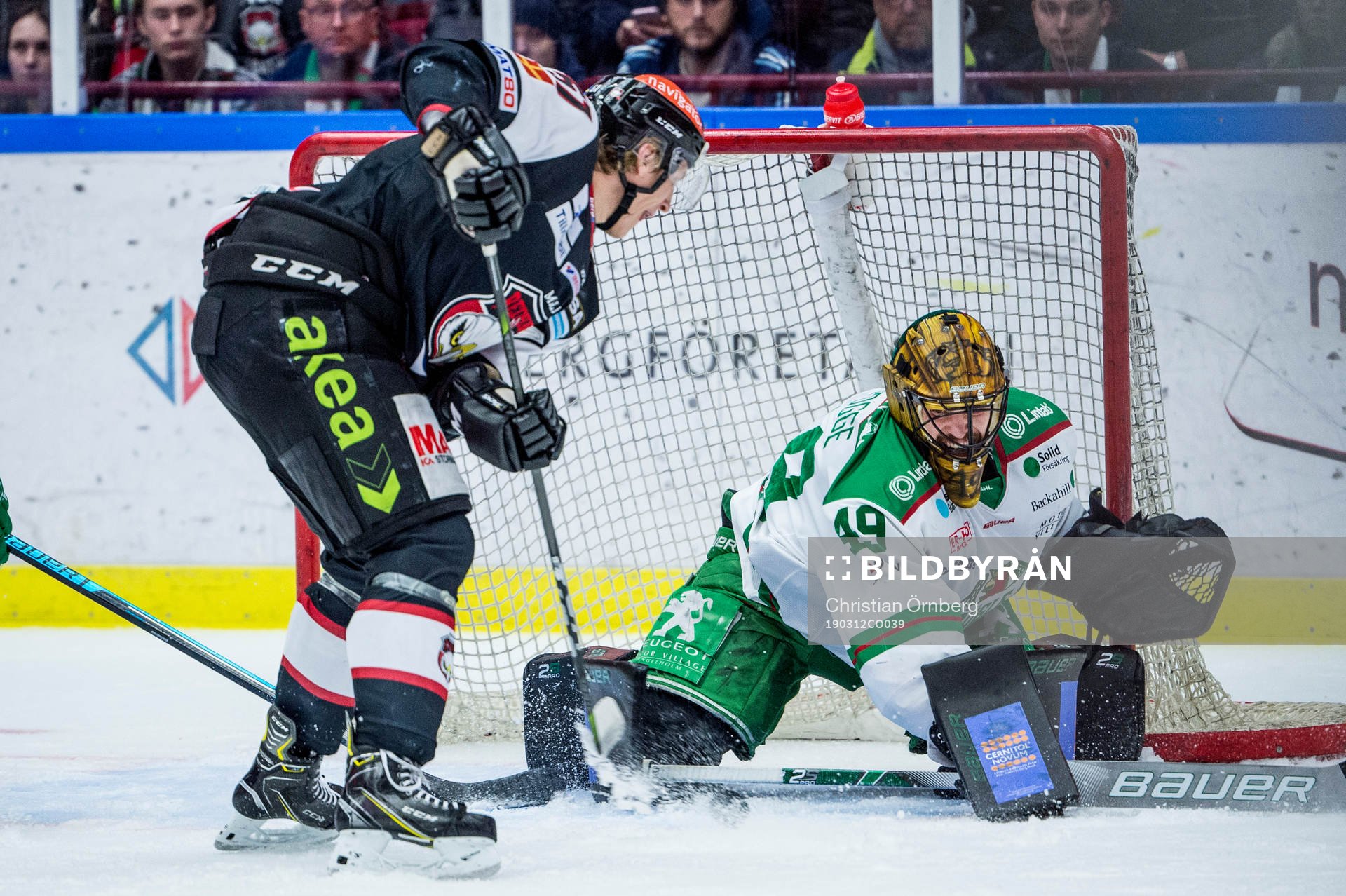 Malmö Redhawks Emil Sylvegård mot Rögles målvakt Justin
