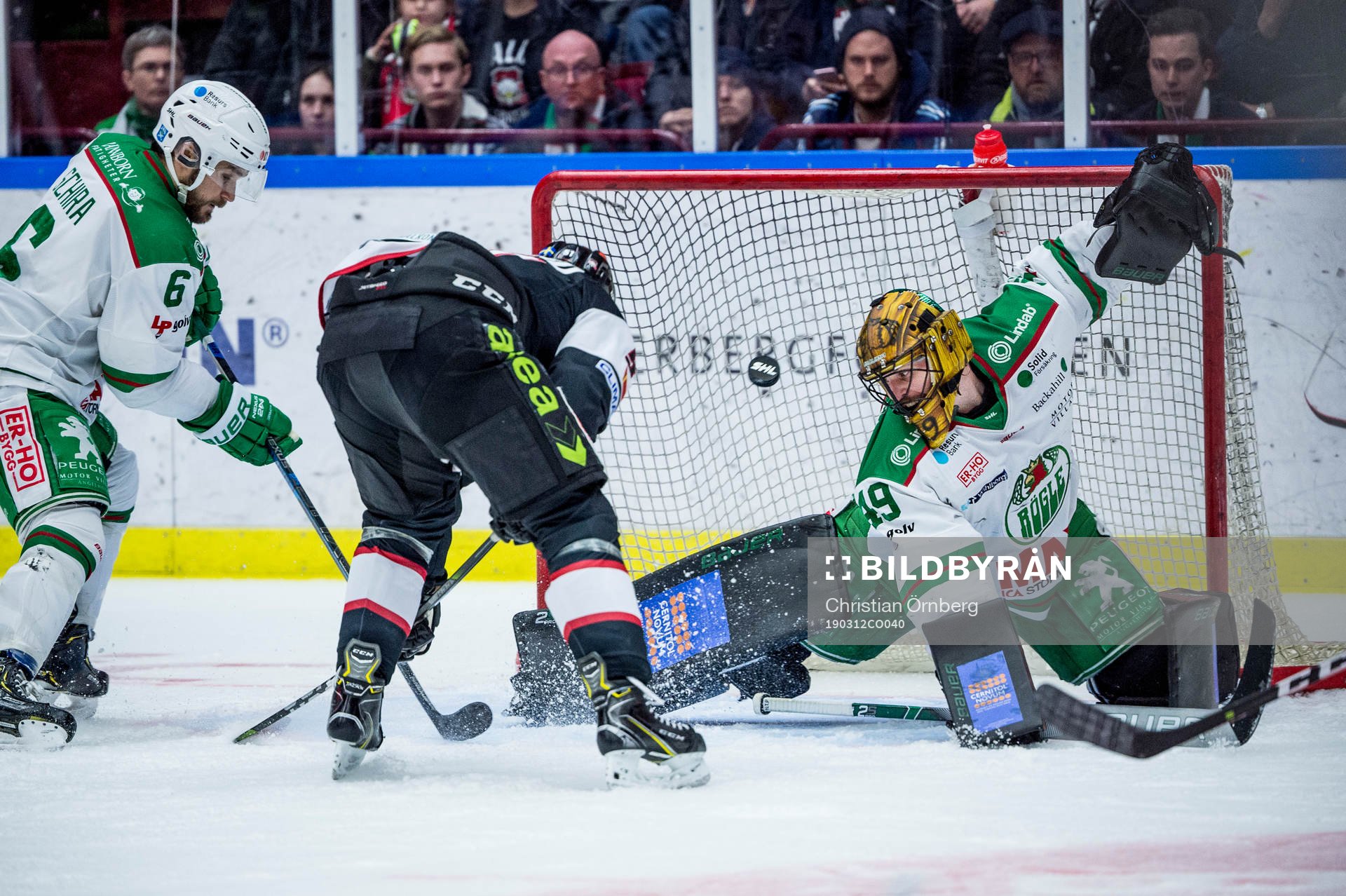 Malmö Redhawks Emil Sylvegård mot Rögles målvakt Justin