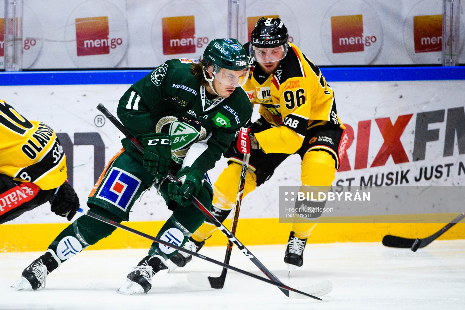 Luleås Niklas Olausson och Robin Kovacs i en kamp mot