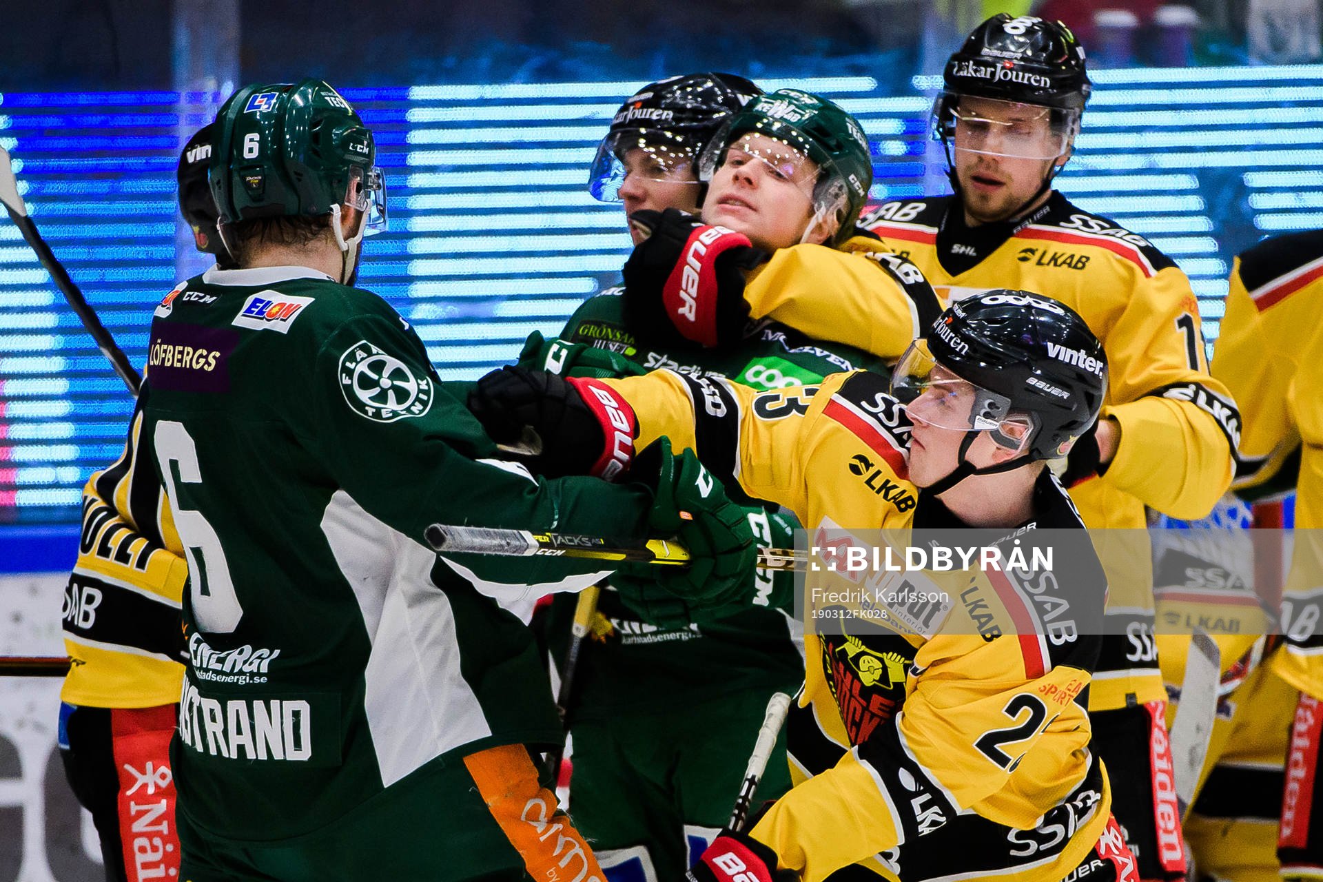 Färjestads Oskar Steen har en arm runt halsen