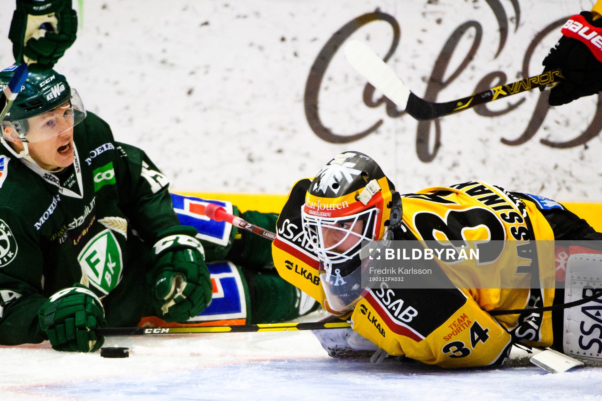 Färjestads Gustav Rydahl och Luleås målvakt Joel