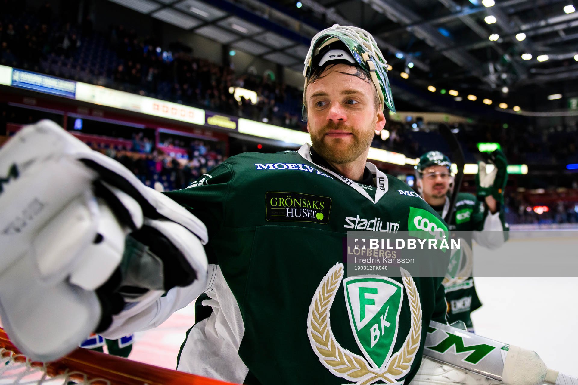 Färjestads målvakt Markus Svensson jublar