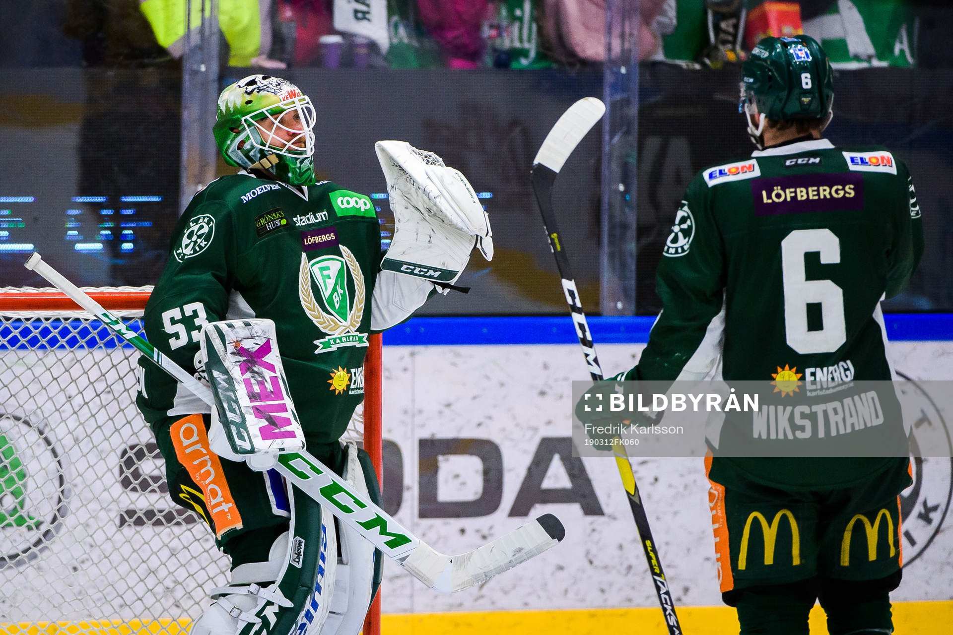 Färjestads målvakt Markus Svensson och Mikael Wikstrand