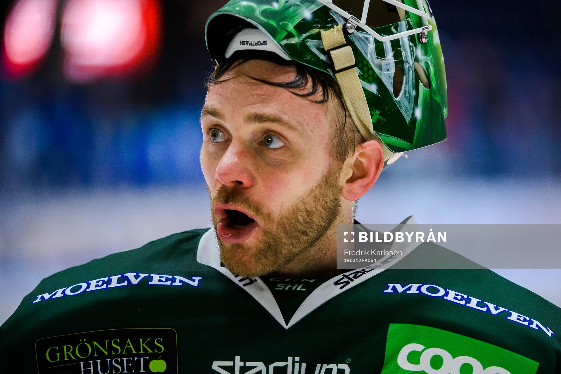 Färjestads målvakt Markus Svensson jublar