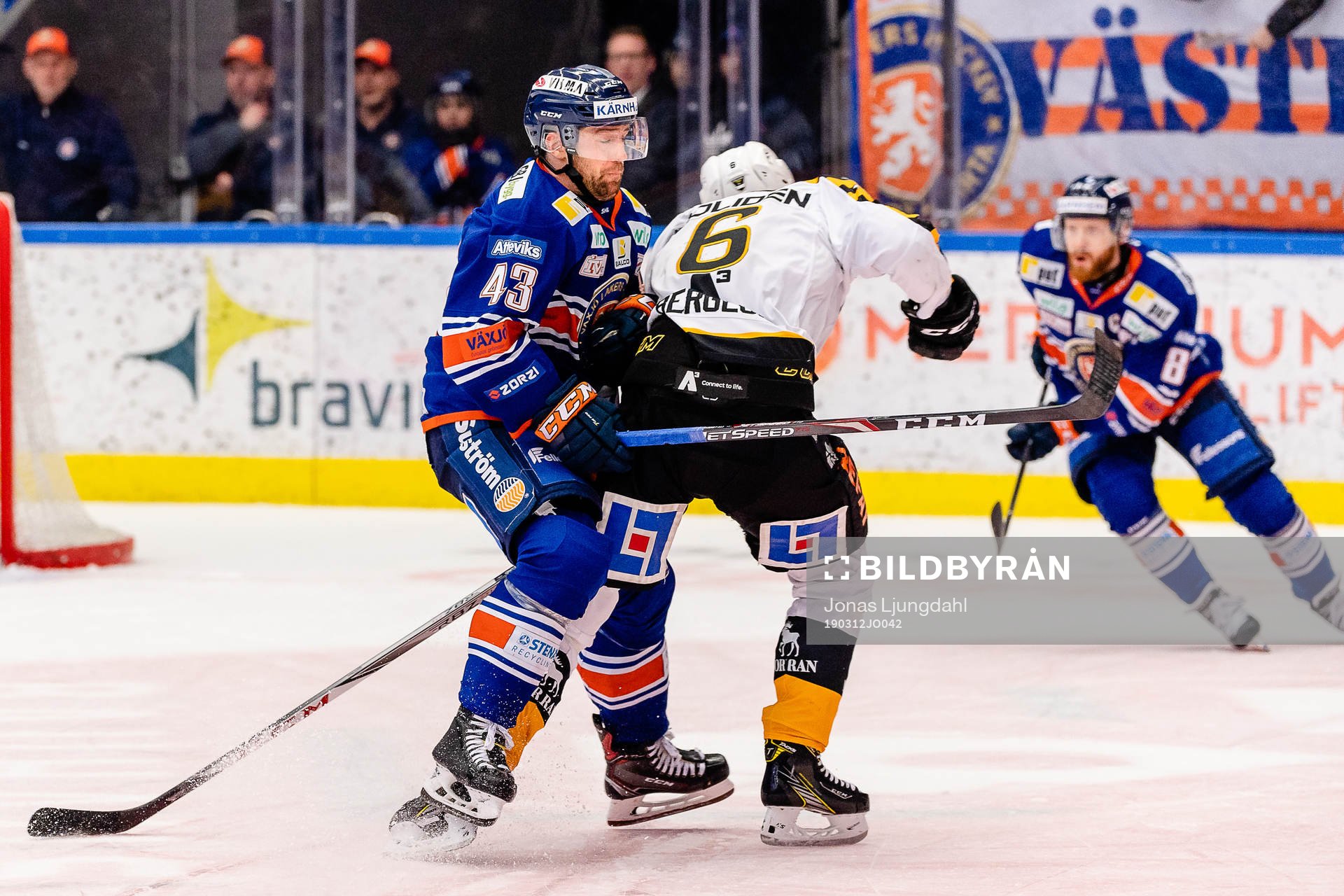 Växjös Nichlas Hardt tacklar Skellefteås Filip Berglund