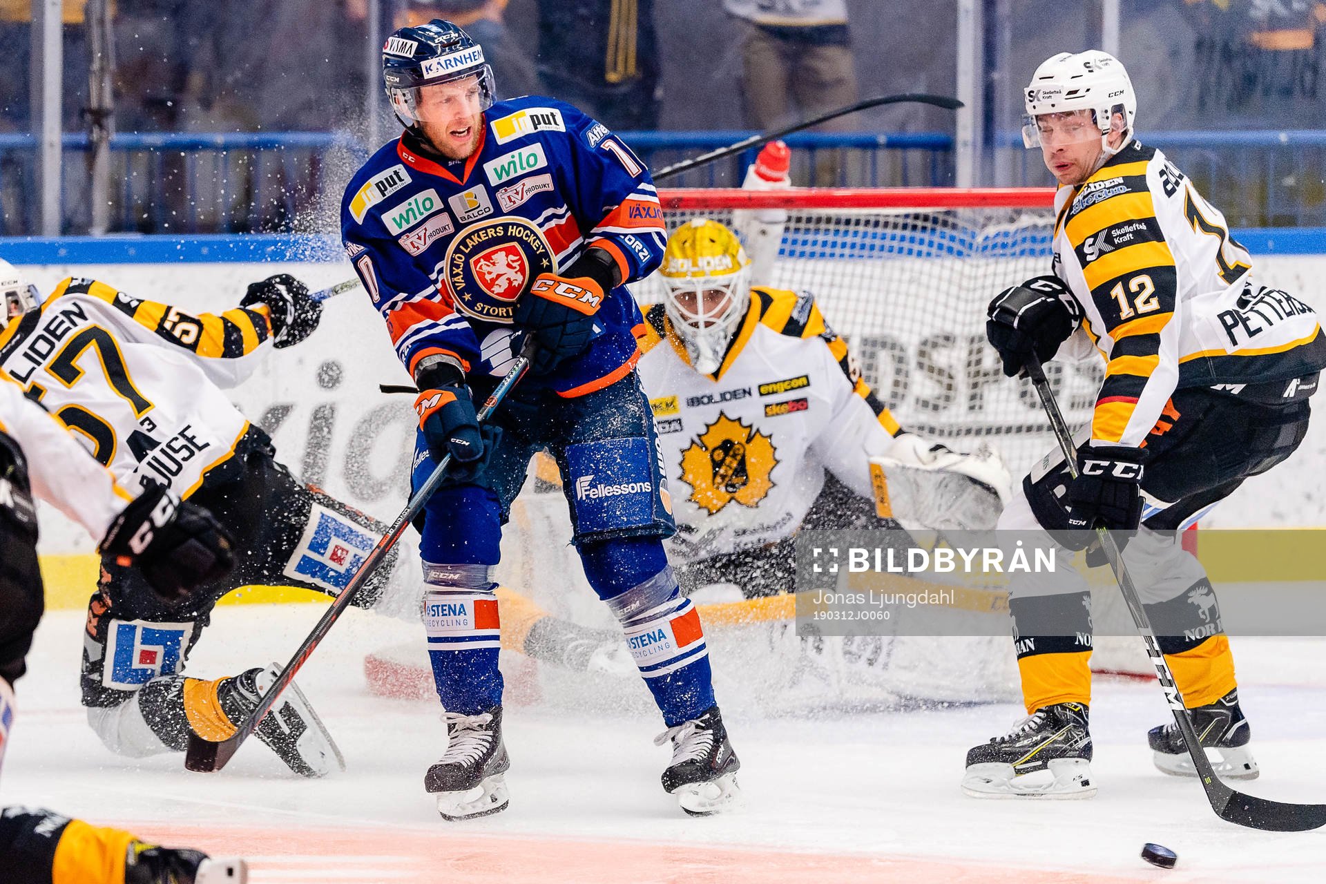 Växjös Kris Versteeg oroar framför Skellefteås mål