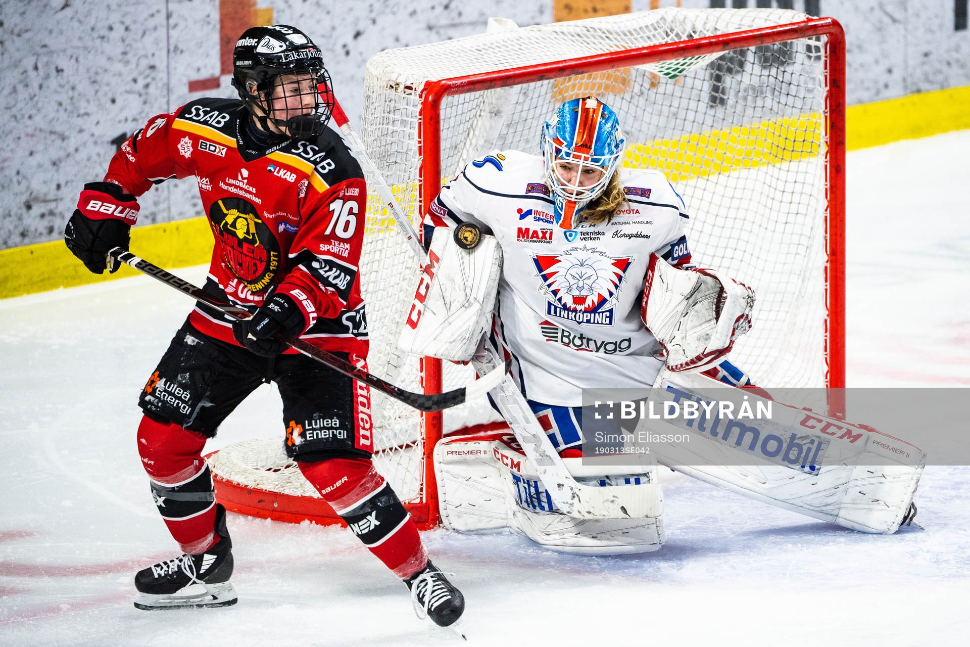 Luleås Petra Nieminen och Linköpings målvakt Eveliina