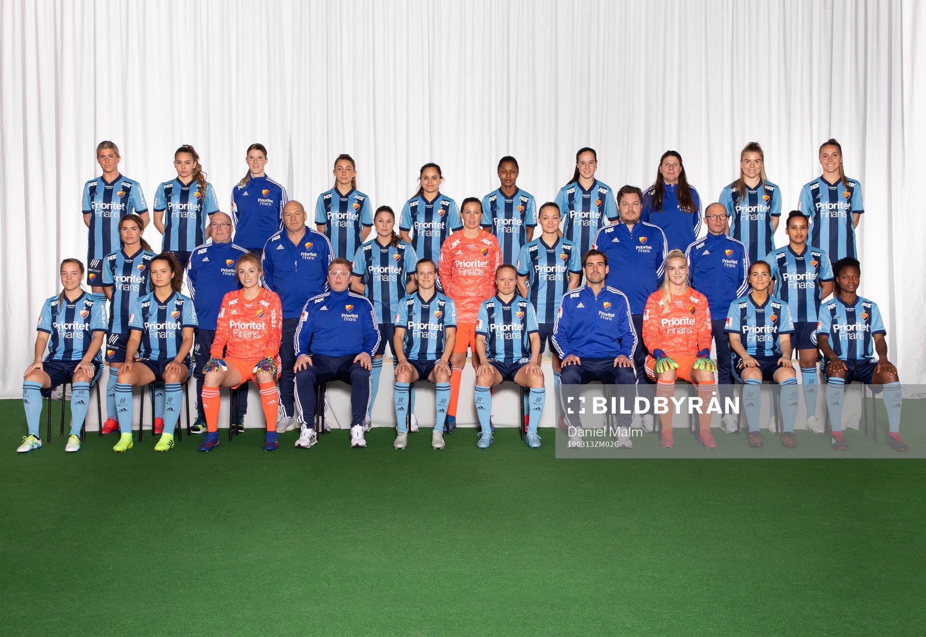 Djurgården poserar för en lagbild den 13 mars 2019 i Stockholm. Bakre ledet från vänster: Olivia Schough, Wilma Sjöholm, fysioterapeut Anna Kellermalm Fallby, Tilde Lindwall, Malin Diaz, Ogonna Chukwudi, Cassandra Larsson, lagledare Anna von Eckermann, Ingibjörg Sigurdadottir, Gudrun Arnardottir. Mittenledet från vänster: Hanna Folkesson, materialare Bengt Högström, idrottmassör Mats Olofsson, Kim Sundlöv, Gudbjörg Gunnarsdottir, Evelina Finndell, assisterande tränare Mikael Söderman, läkare Johan Löfsjögård, Ariam Berhane. Sittande från vänster: Fanny Lång, Julia Walentowicz, Jennifer Pelley, assisterande tränare Dennis Gabrielsson, Sheila Van Den Bulk, Mia Jalkerud, tränare Joel Riddez, Nichole Persson Irma Helin, Portia Boakye.