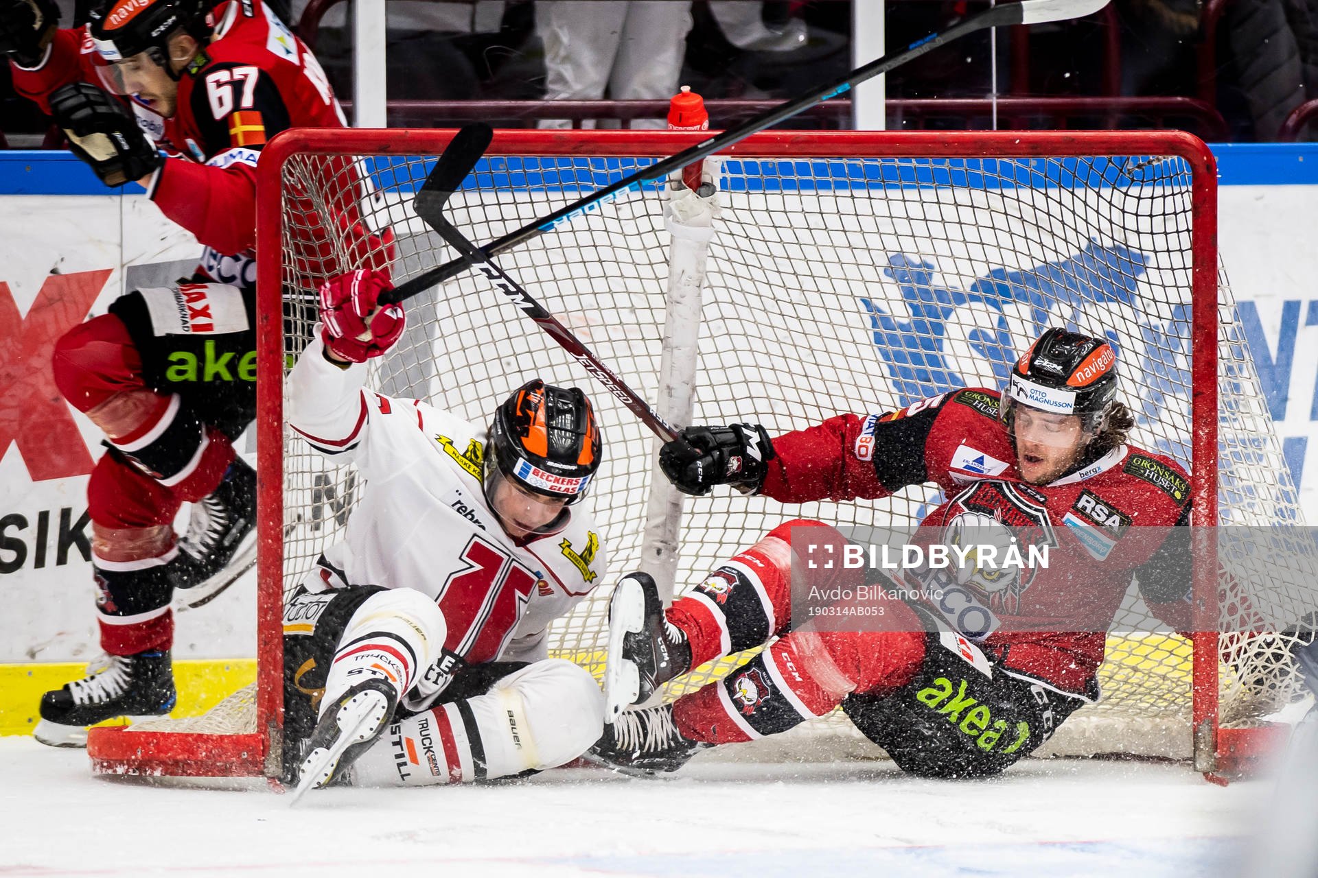 Malmö Redhawks Carl Persson och Örebros Jonathan Andersson
