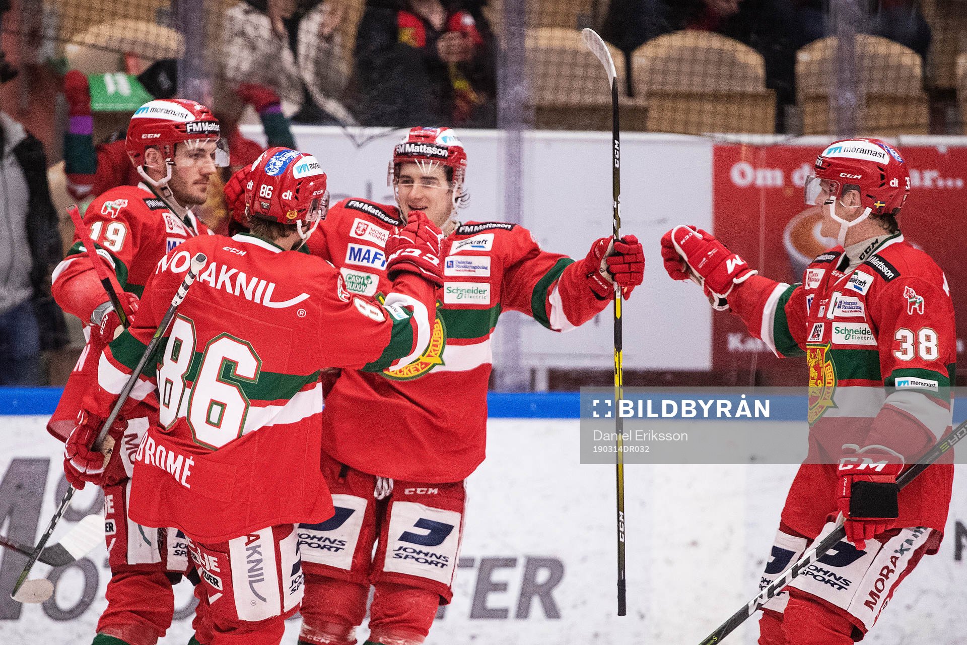 Moras Michael Haga jublar