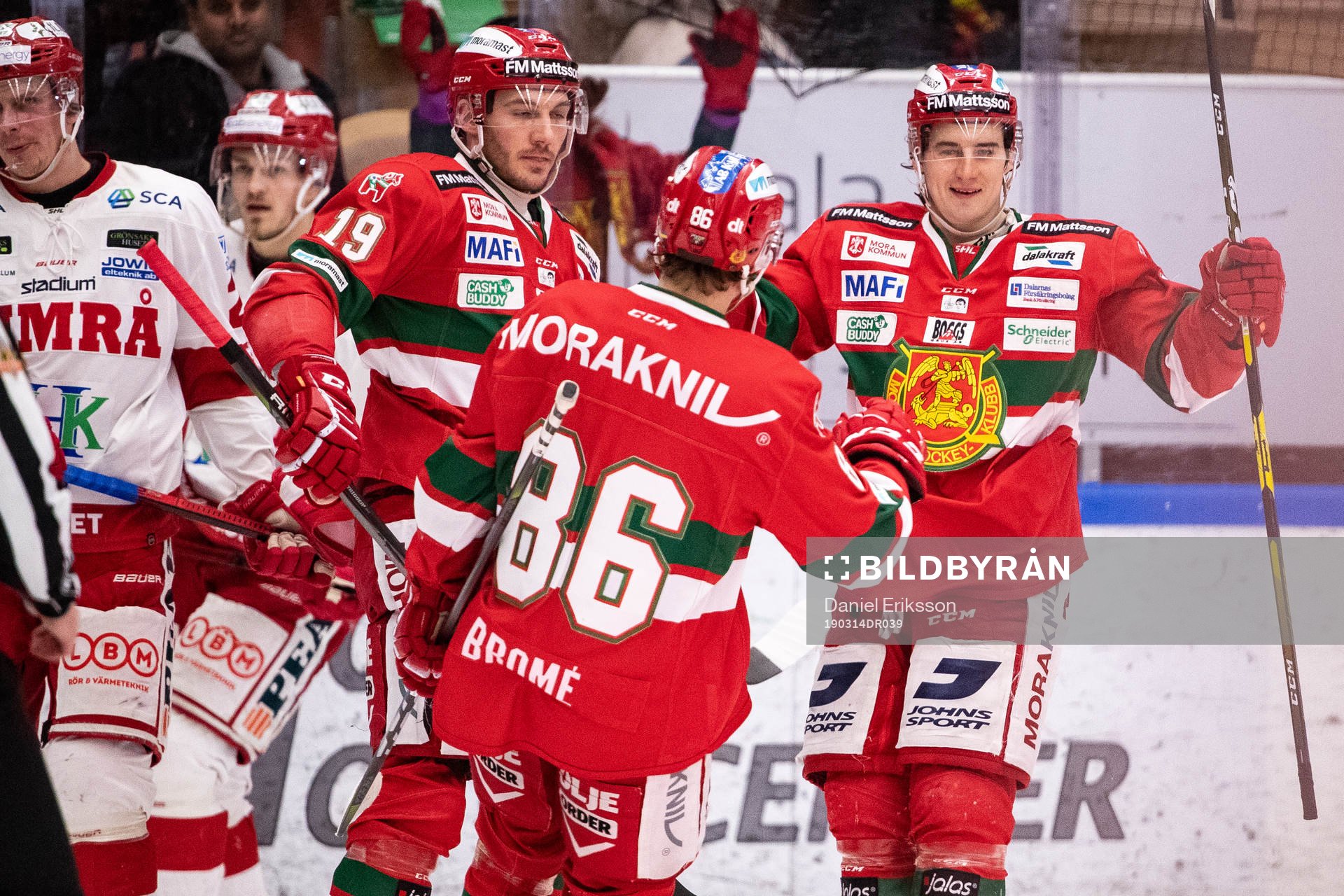 Moras Michael Haga jublar