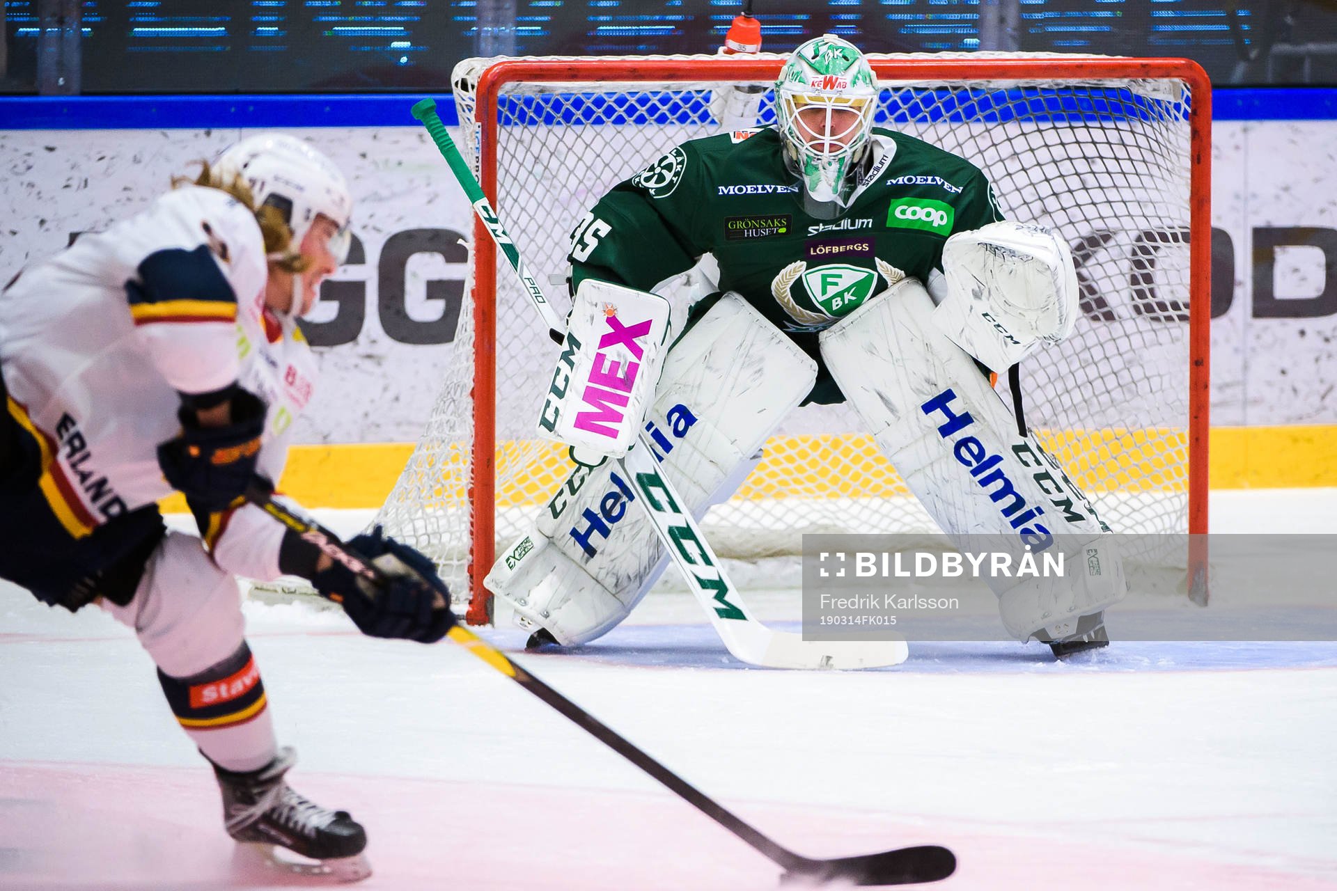 Djurgårdens Axel Jonsson Fjällby skjuter på Färjestads