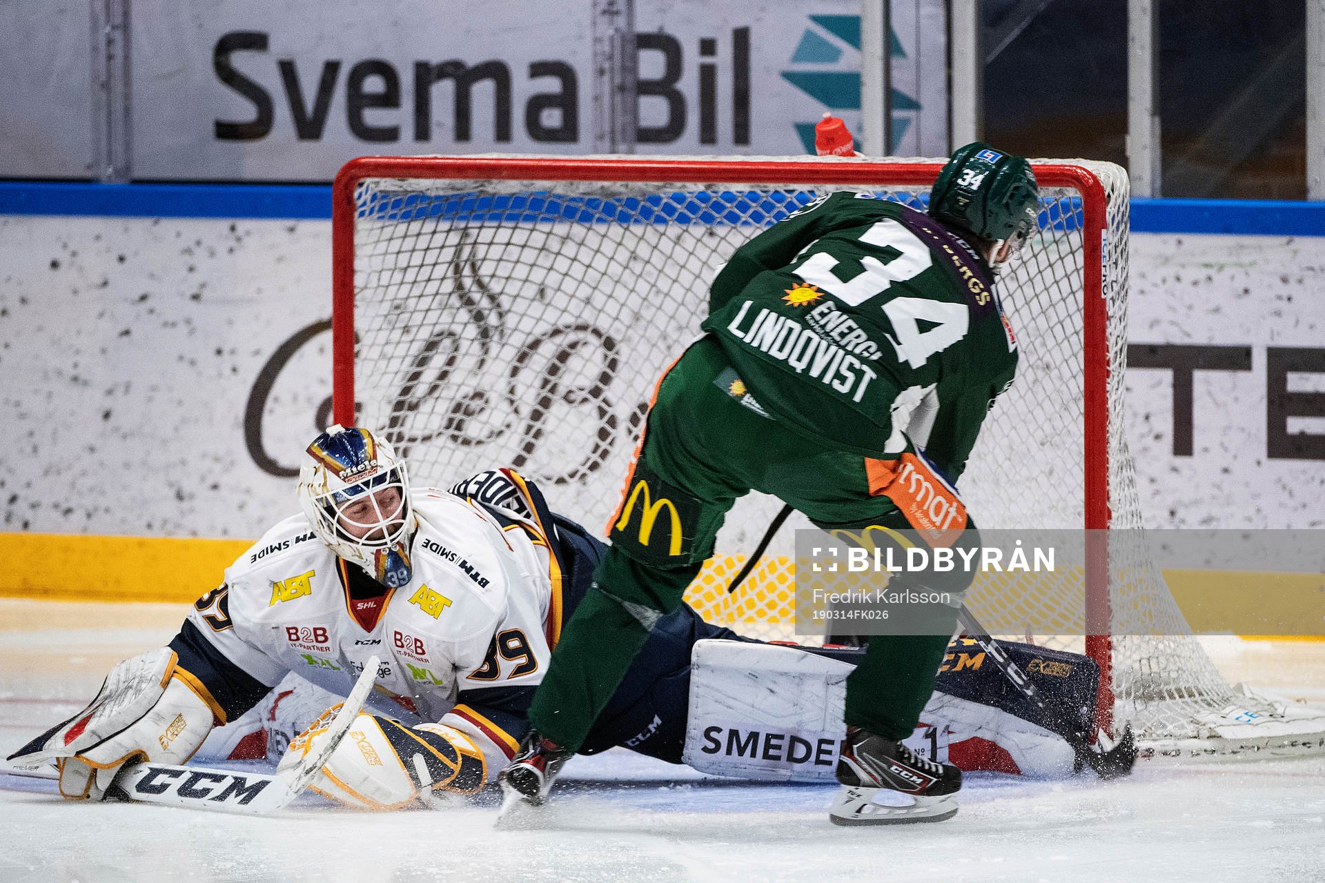 Djurgårdens målvakt Adam Reideborn räddar en straff av