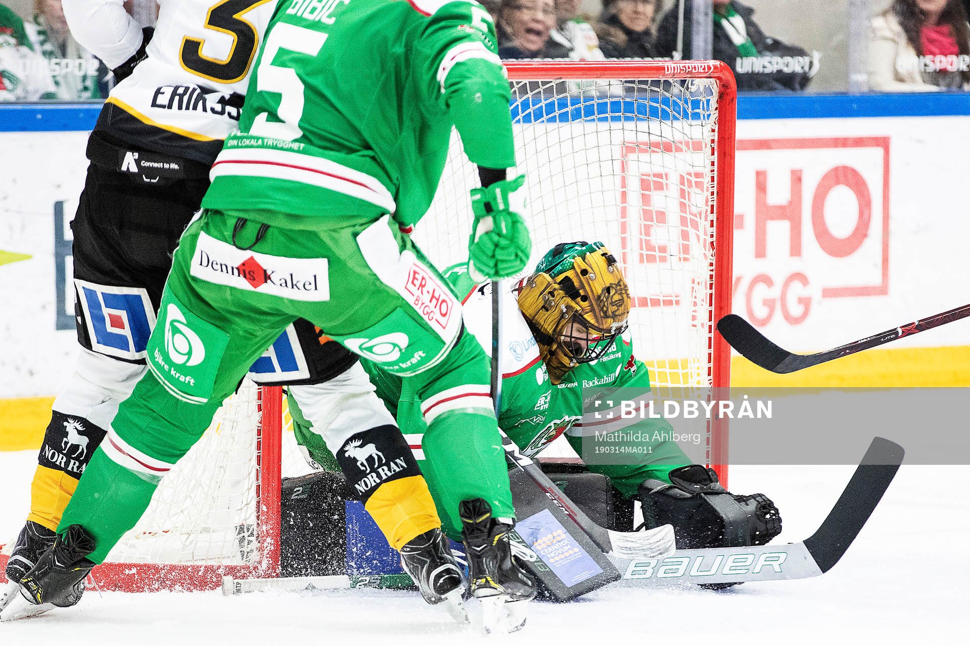 Rögles målvakt Justin Pogge med en räddning