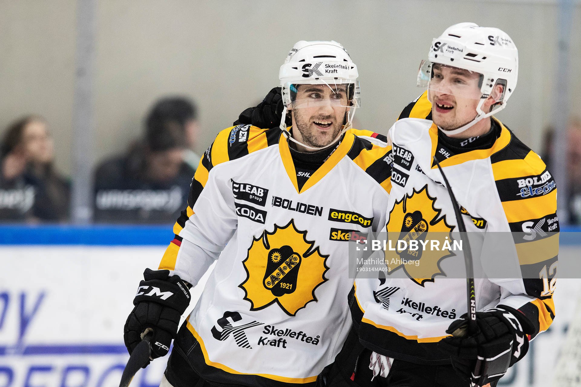 Skellefteås Bud Holloway och Adam Pettersson jublar