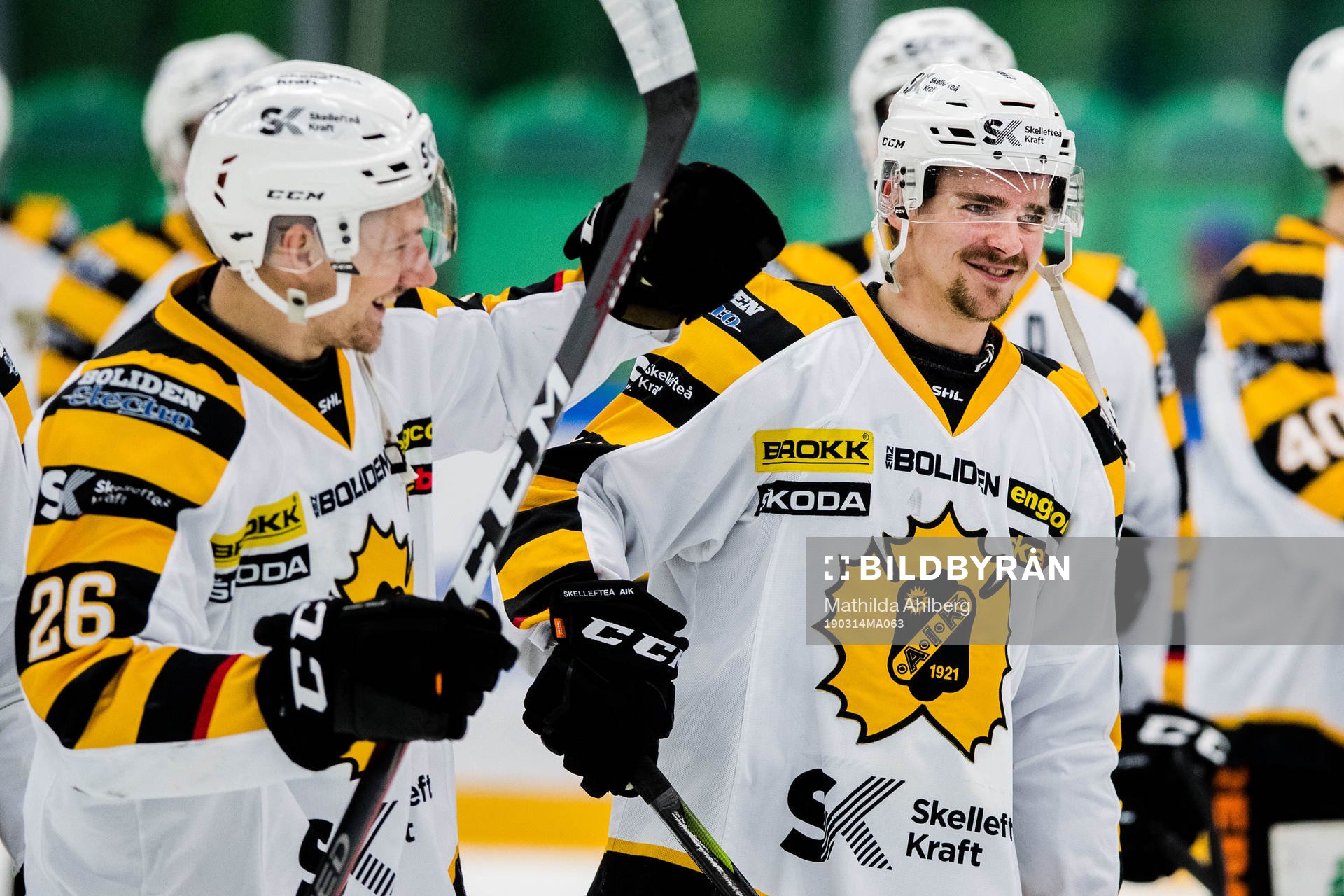 Skellefteås Patrik Norén och Emil Djuse jublar efer