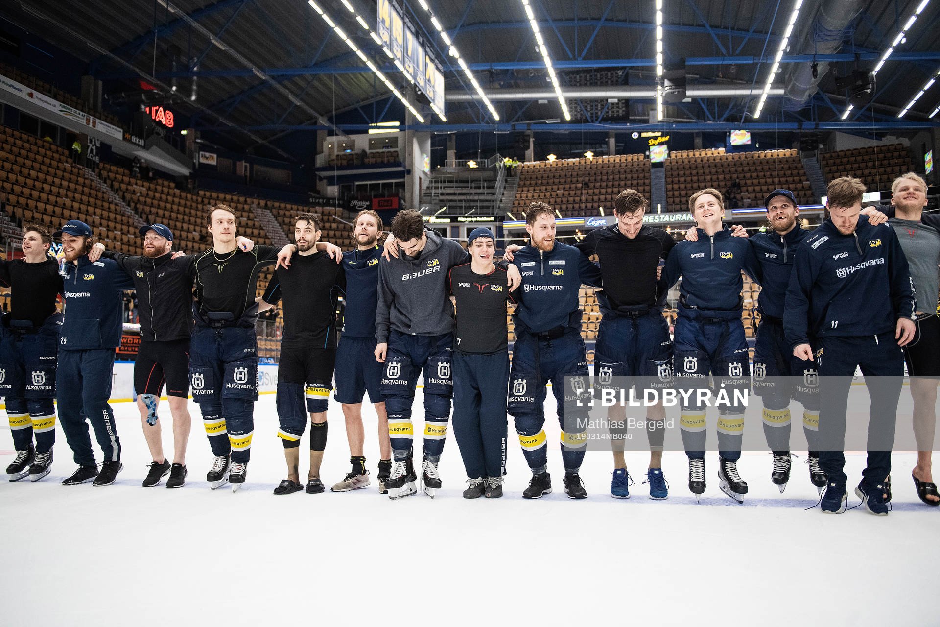 s spelare tackar supportrarna