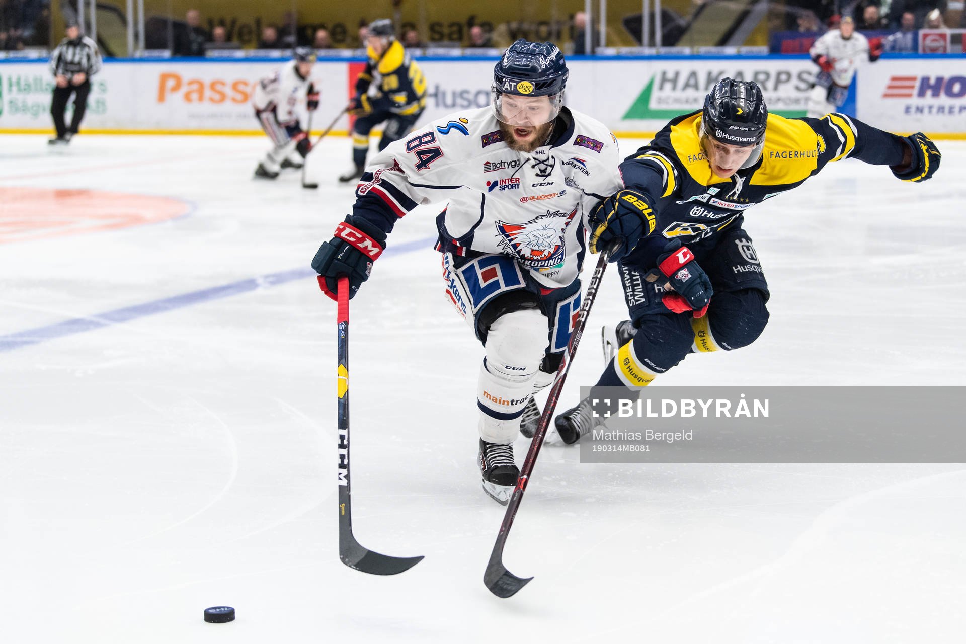 s Isac Brännström i kamp om pucken