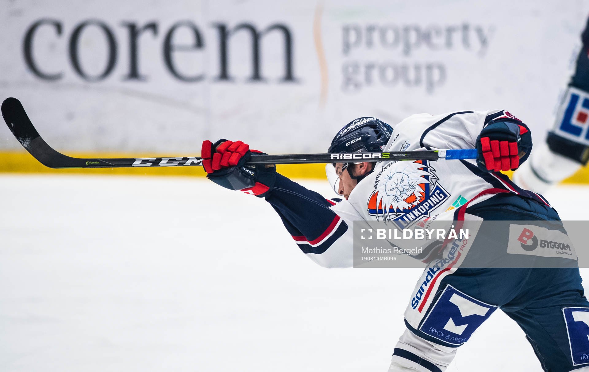 Linköpings Lukas Bengtsson skjuter