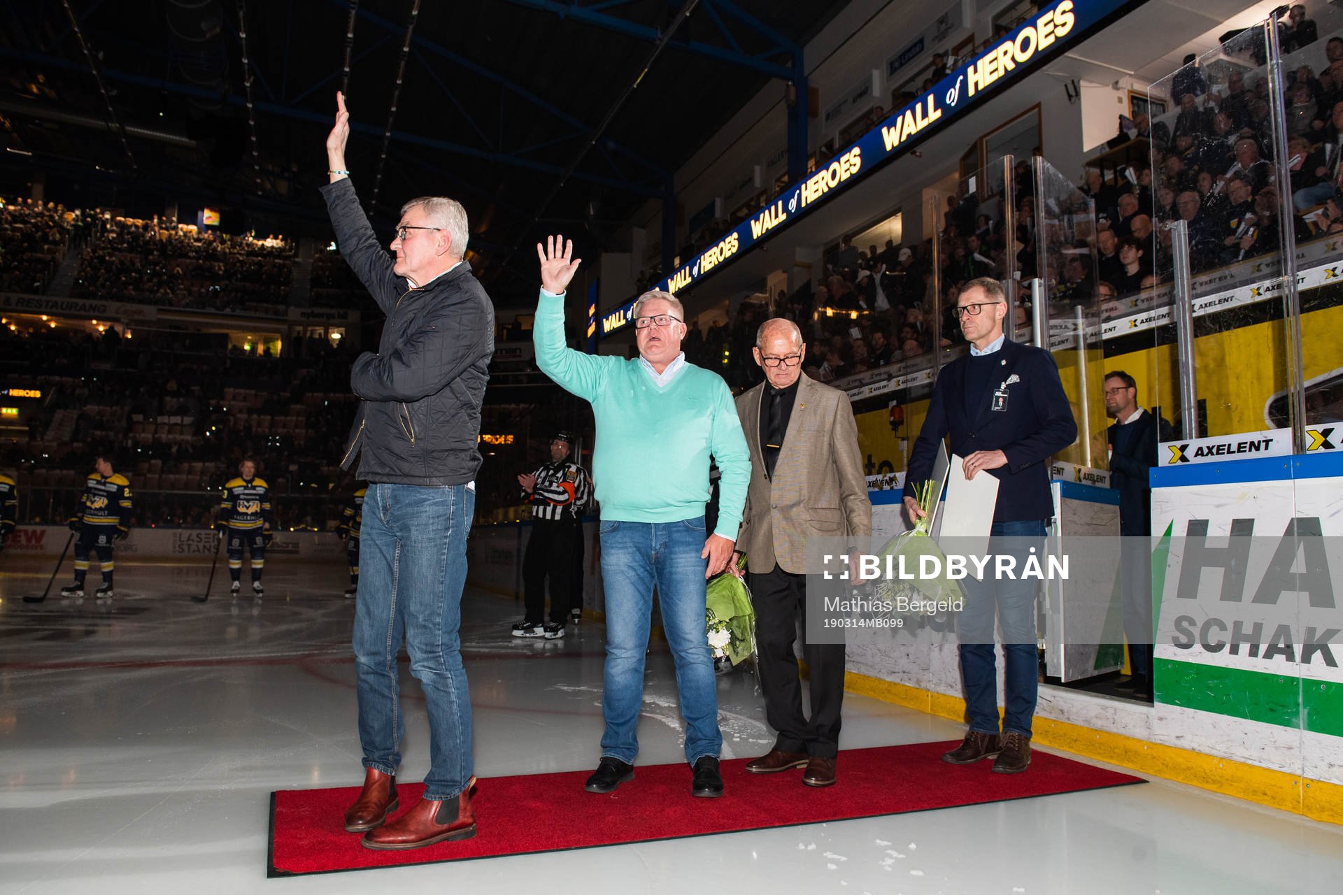 Anders Wallin och Pether Eriksson vinkar till publiken