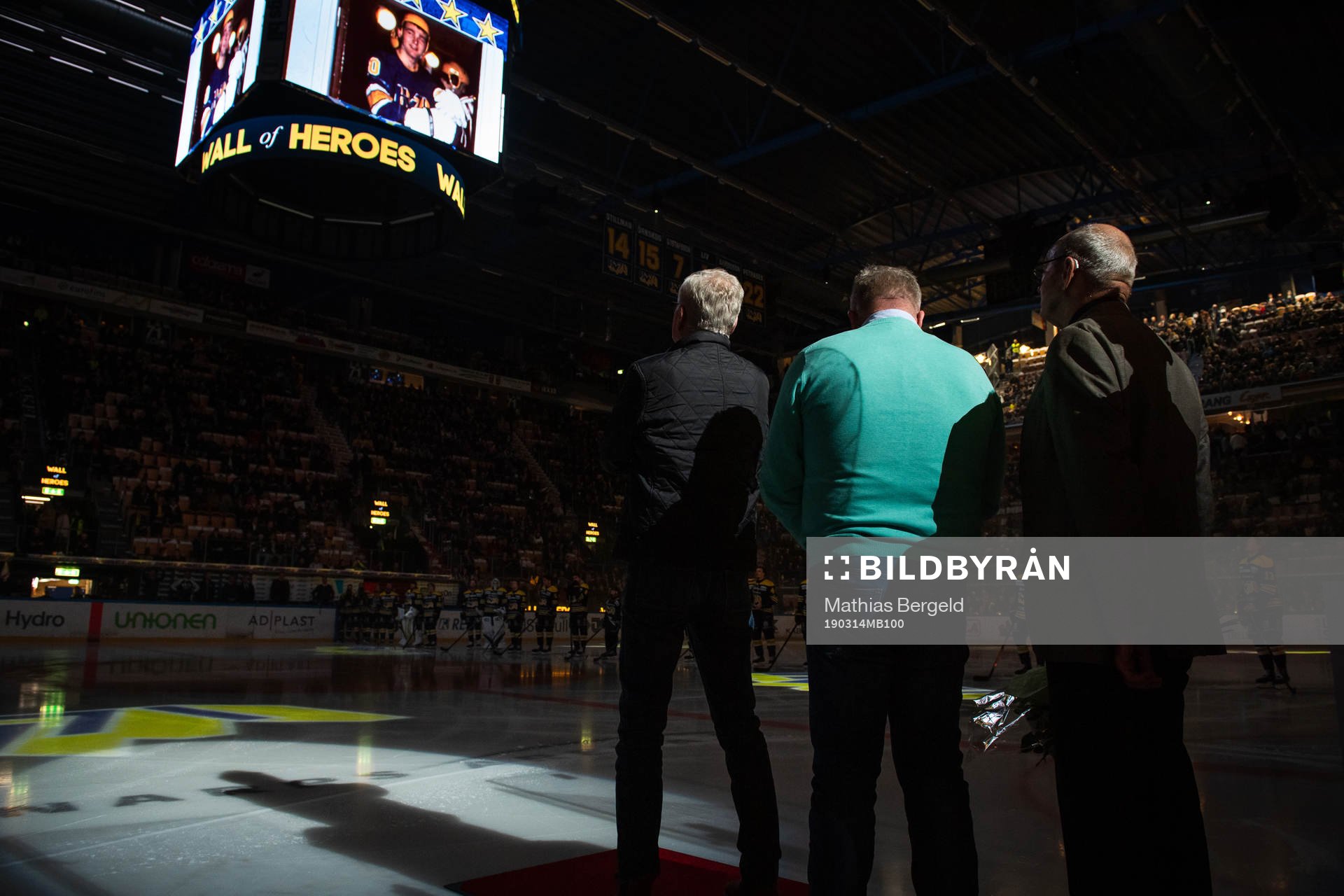 Pether Eriksson och Anders Wallin tittar upp mot jumbotronen