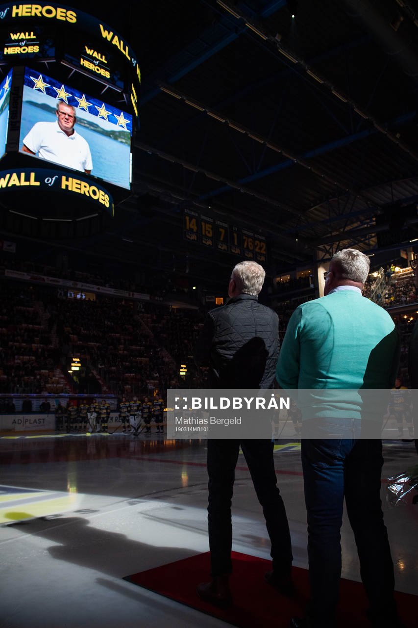Pether Eriksson och Anders Wallin tittar upp mot jumbotronen