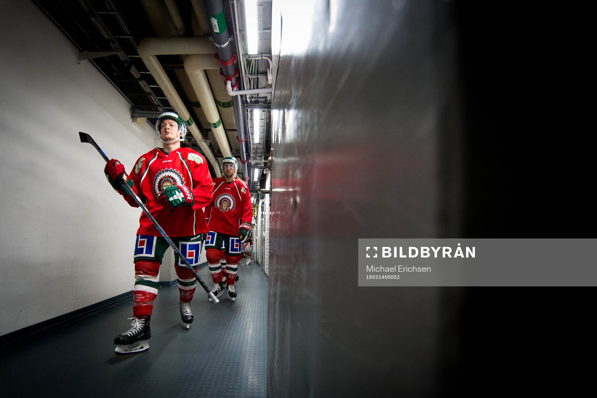Frölundas Rhett Rakshani på väg in för att värma innan